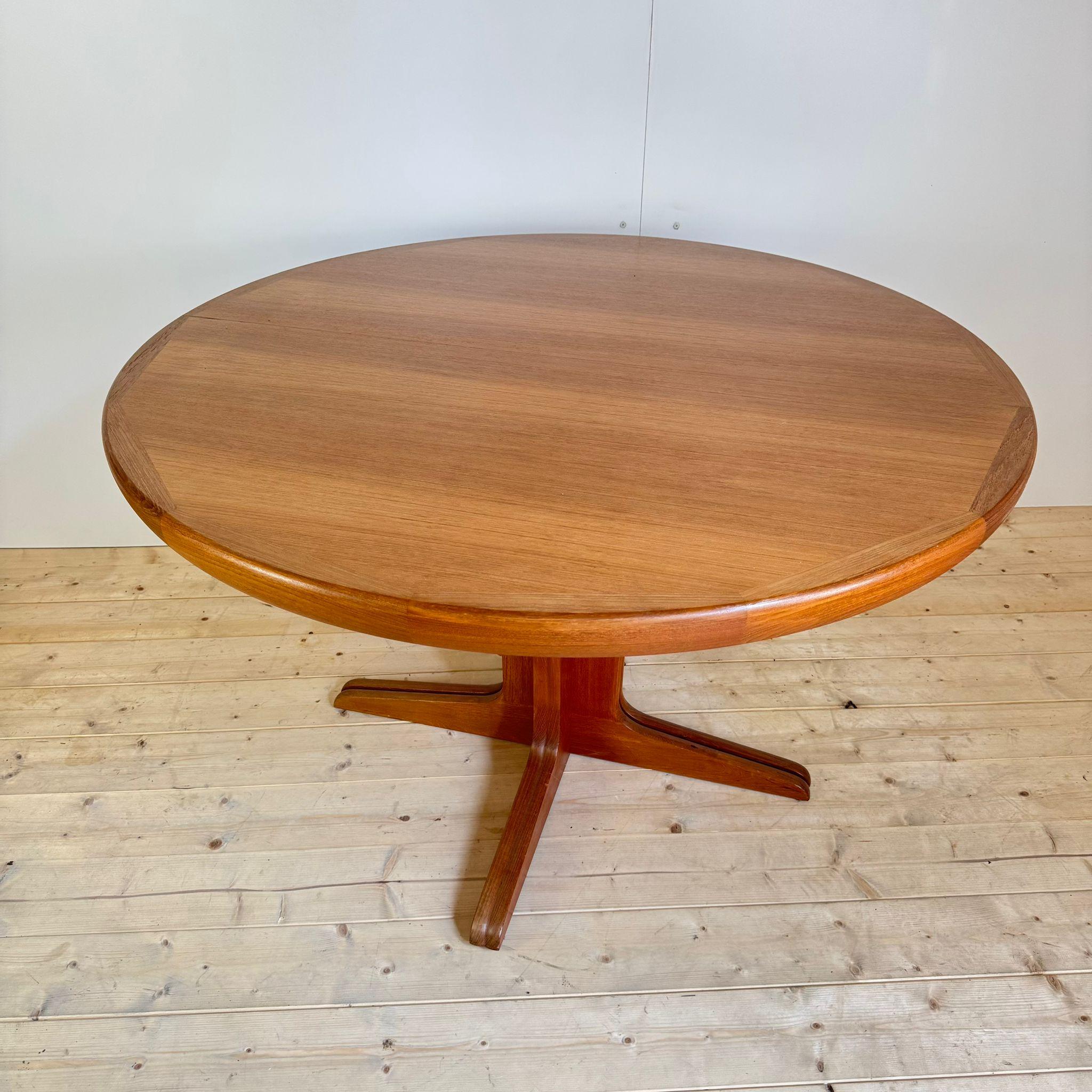 Round dining table in teak, Denmark 1960 In condizioni buone in vendita a Torino, IT