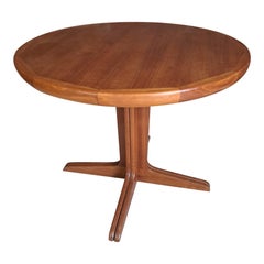 Round Dining Table in Teak Wood, Denmark, 1960 Round Dining Table in Teak Wood, Denmark, 1960