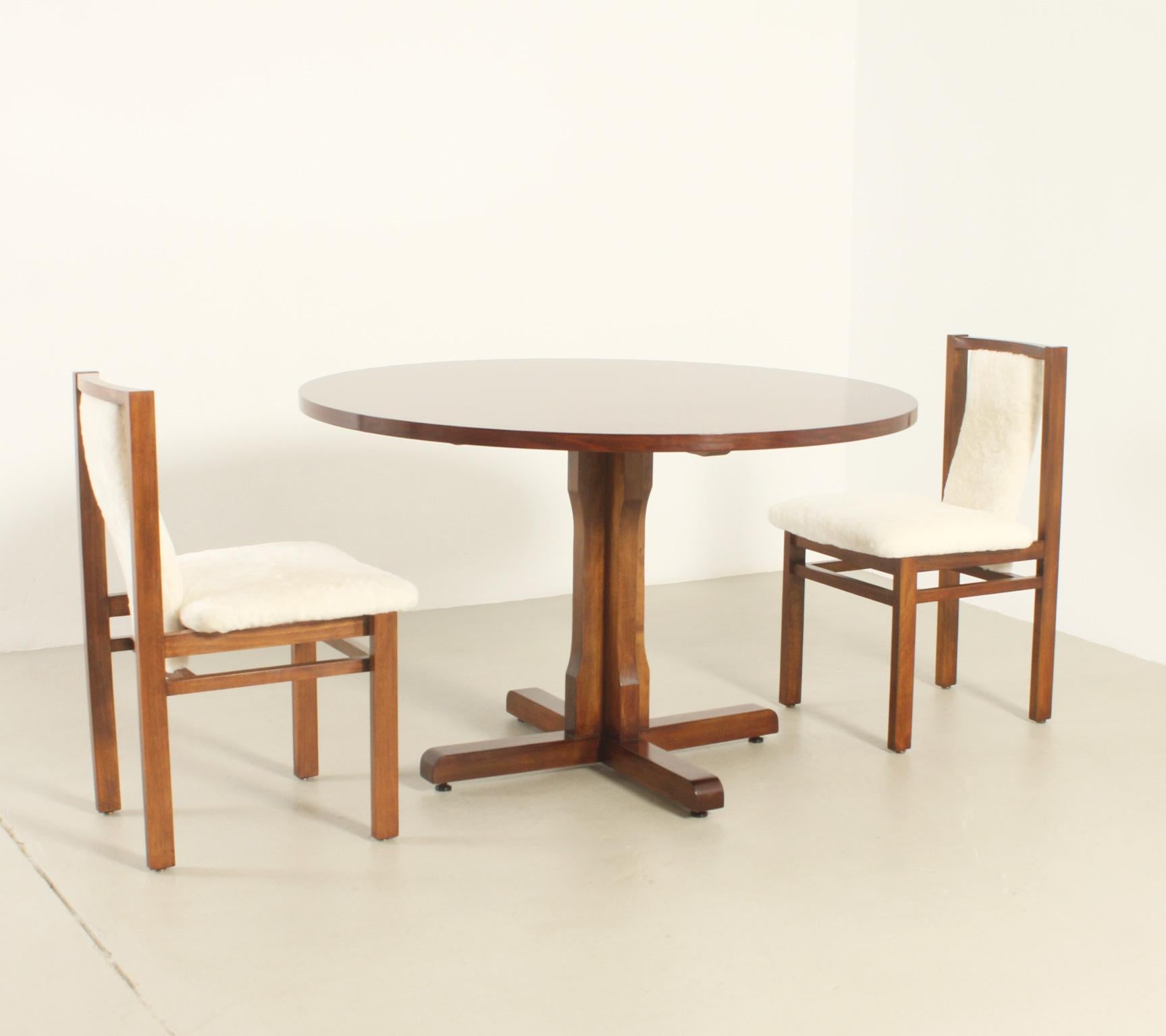 Round Dining Table in Walnut Wood by Jordi Vilanova, Spain, 1960's For Sale 6
