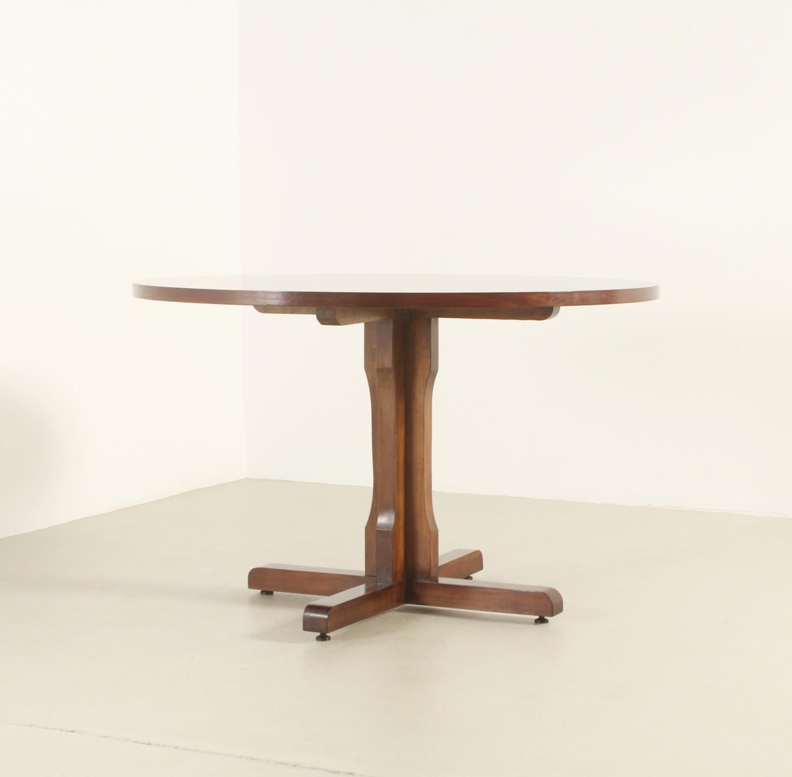 Round Dining Table in Walnut Wood by Jordi Vilanova, Spain, 1960's For Sale 7