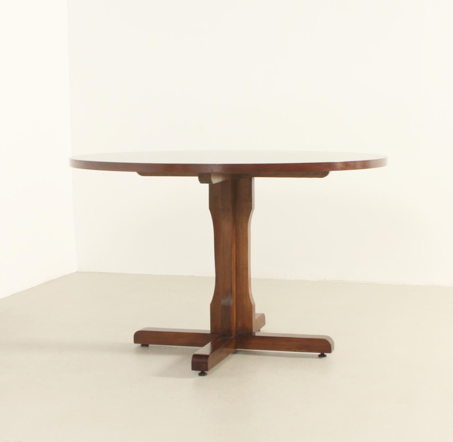 Round Dining Table in Walnut Wood by Jordi Vilanova, Spain, 1960's In Good Condition For Sale In Barcelona, ES
