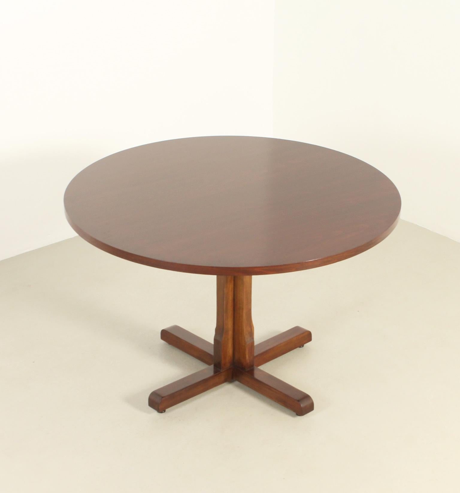 Round Dining Table in Walnut Wood by Jordi Vilanova, Spain, 1960's For Sale 3