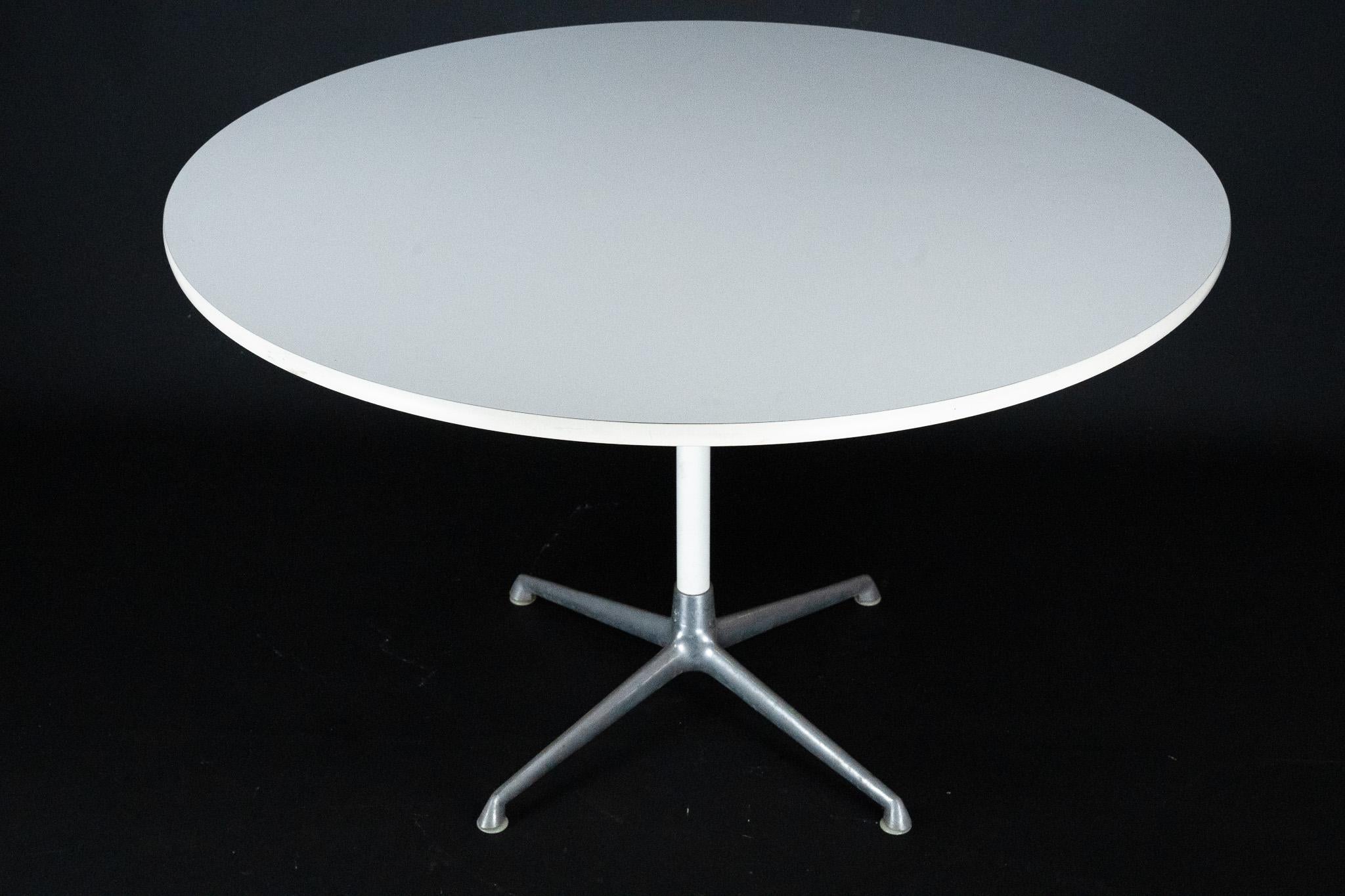 Mid-Century Modern Table de salle à manger ronde modèle La Fonda par Charles Eames pour Herman Miller. États-Unis, années 1960 en vente