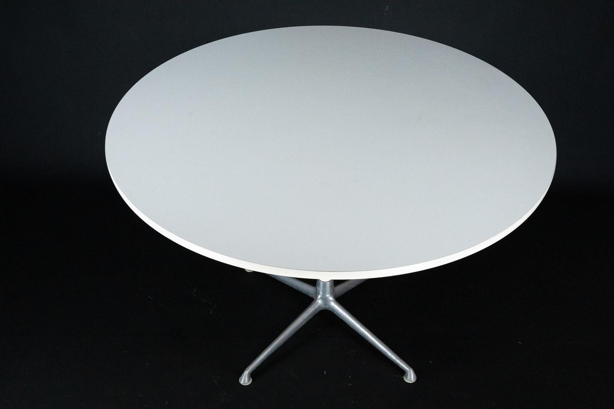 Américain Table de salle à manger ronde modèle La Fonda par Charles Eames pour Herman Miller. États-Unis, années 1960 en vente