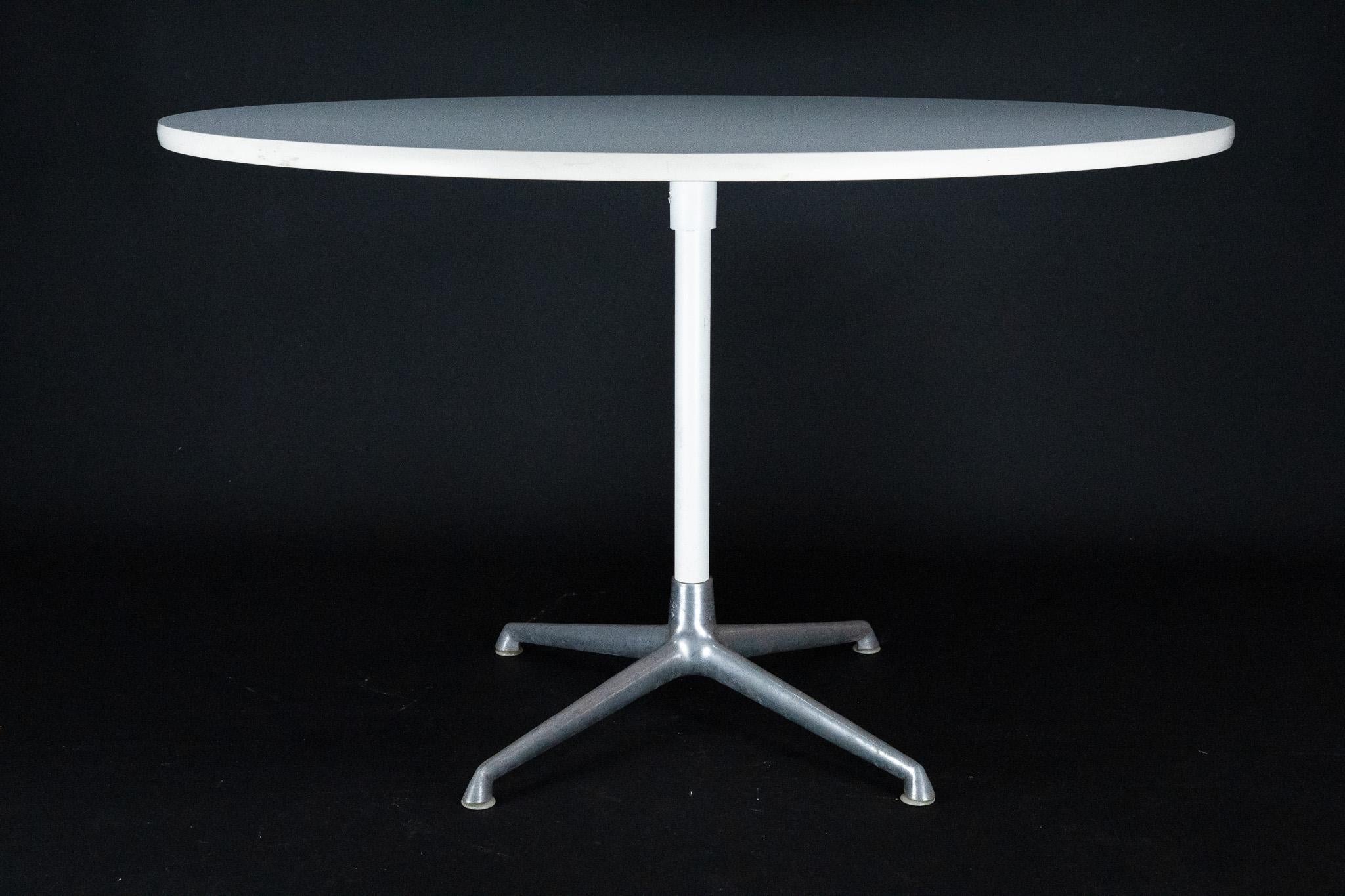 20ième siècle Table de salle à manger ronde modèle La Fonda par Charles Eames pour Herman Miller. États-Unis, années 1960 en vente