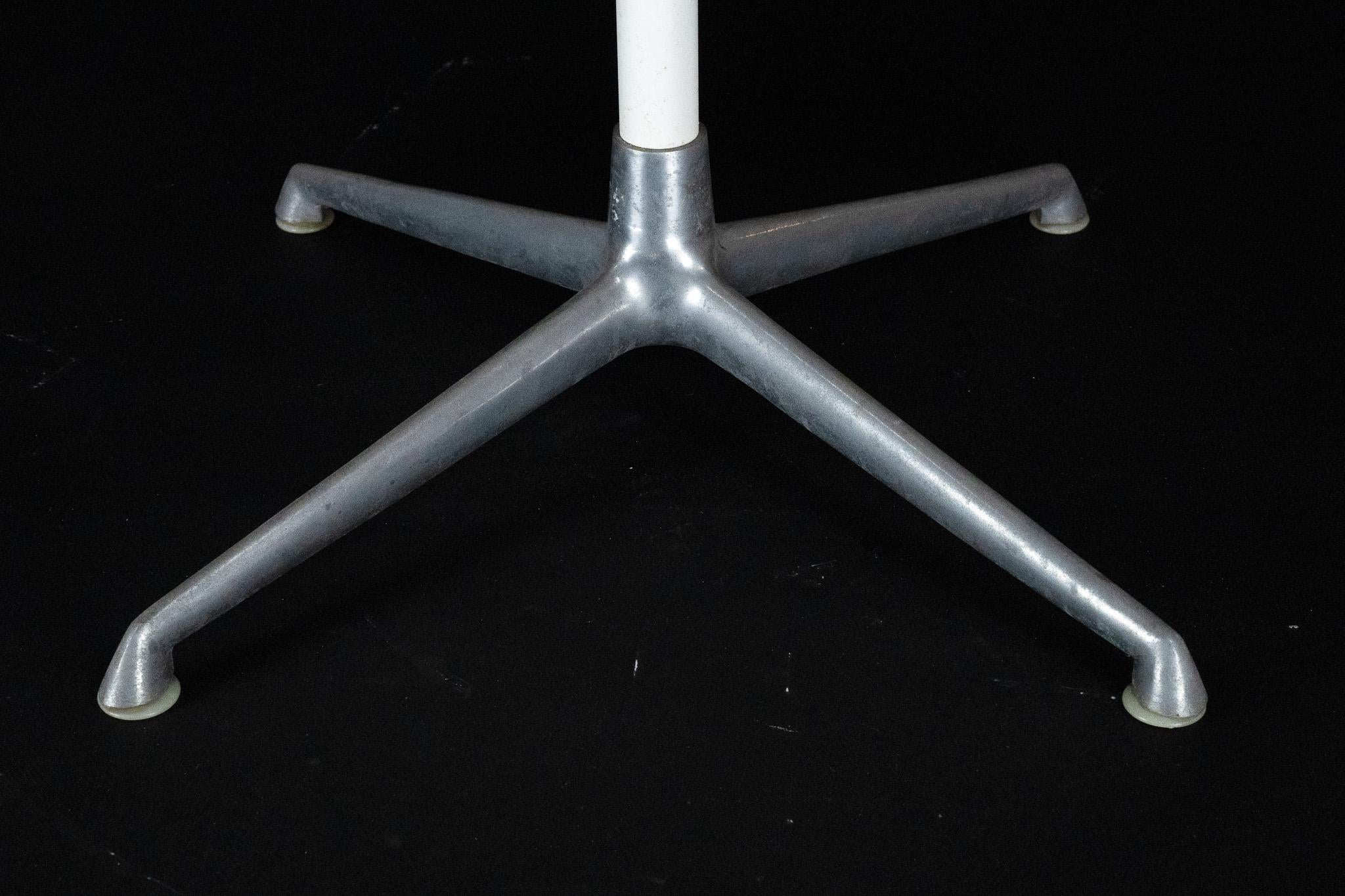 Métal Table de salle à manger ronde modèle La Fonda par Charles Eames pour Herman Miller. États-Unis, années 1960 en vente