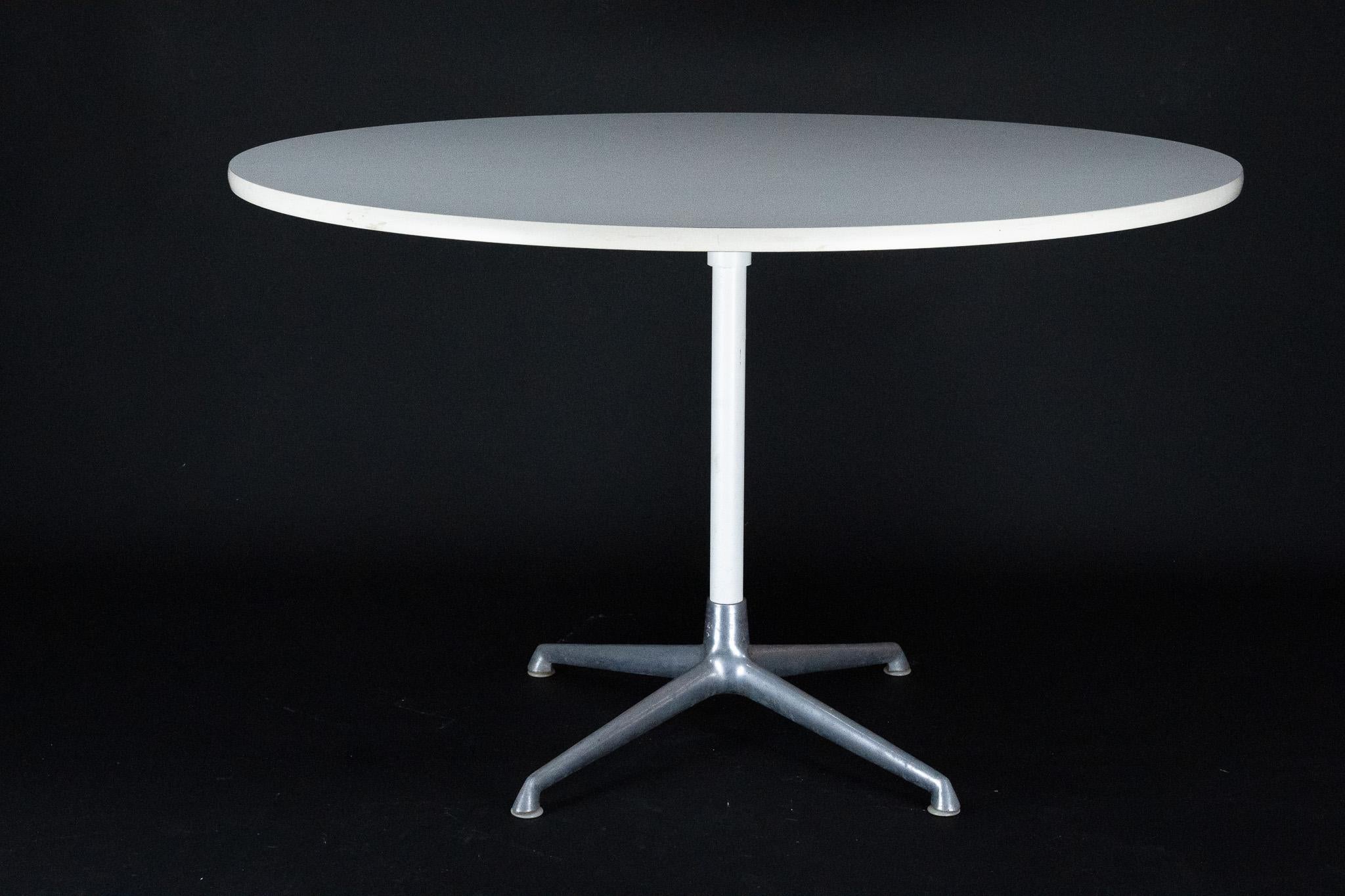 Table de salle à manger ronde modèle La Fonda par Charles Eames pour Herman Miller. États-Unis, années 1960 en vente 1