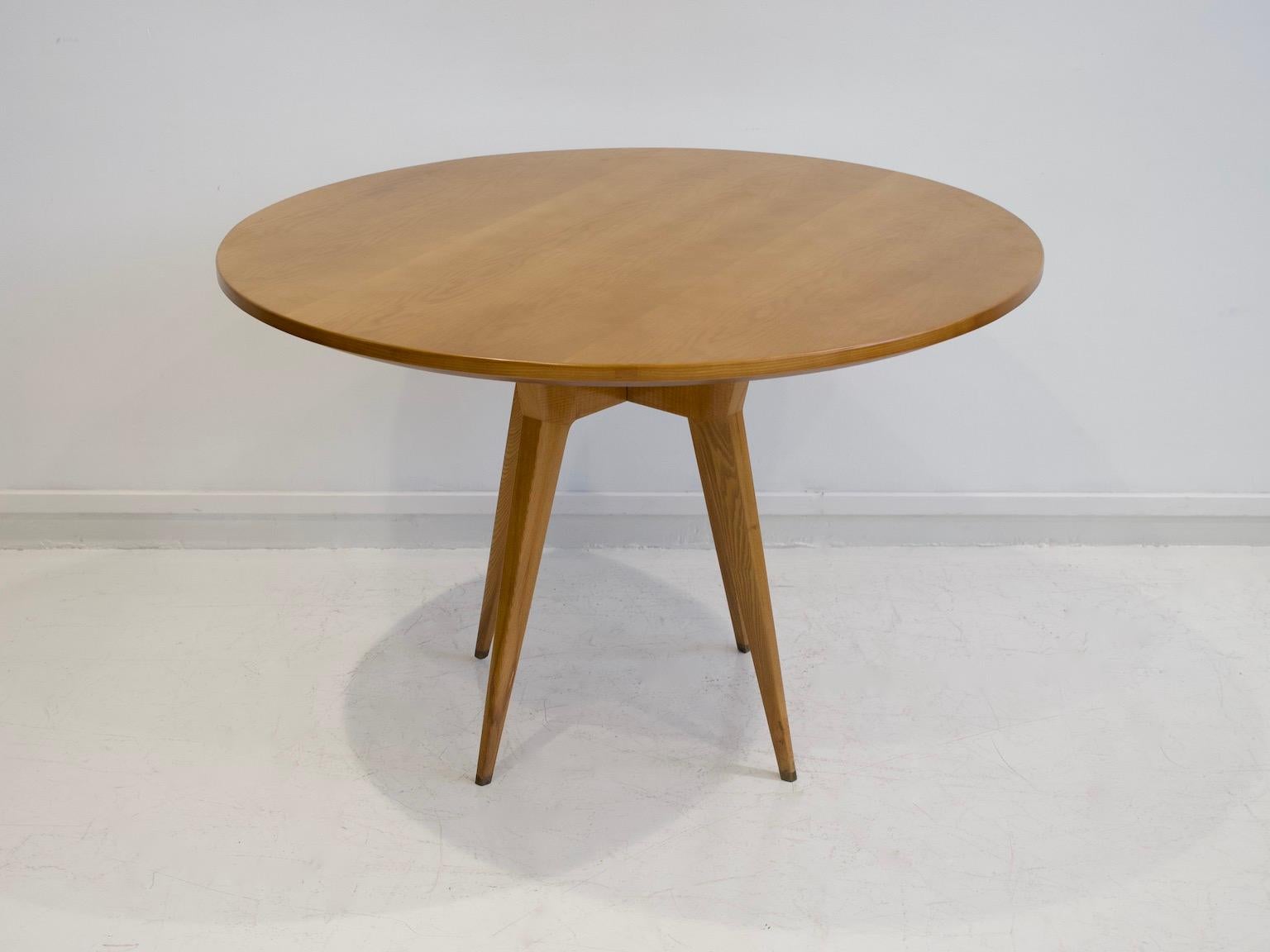 Mid-Century Modern Round Dining Table of Ash Wood with Brass Details For Sale