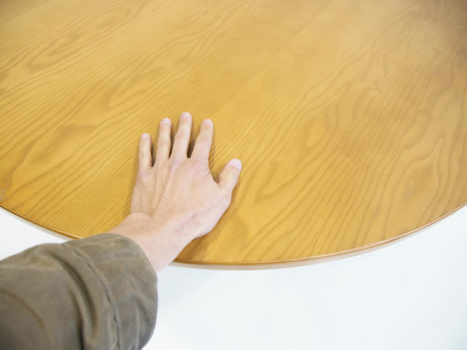 Table de salle à manger ronde en bois de frêne avec détails en laiton Bon état - En vente à Madrid, ES