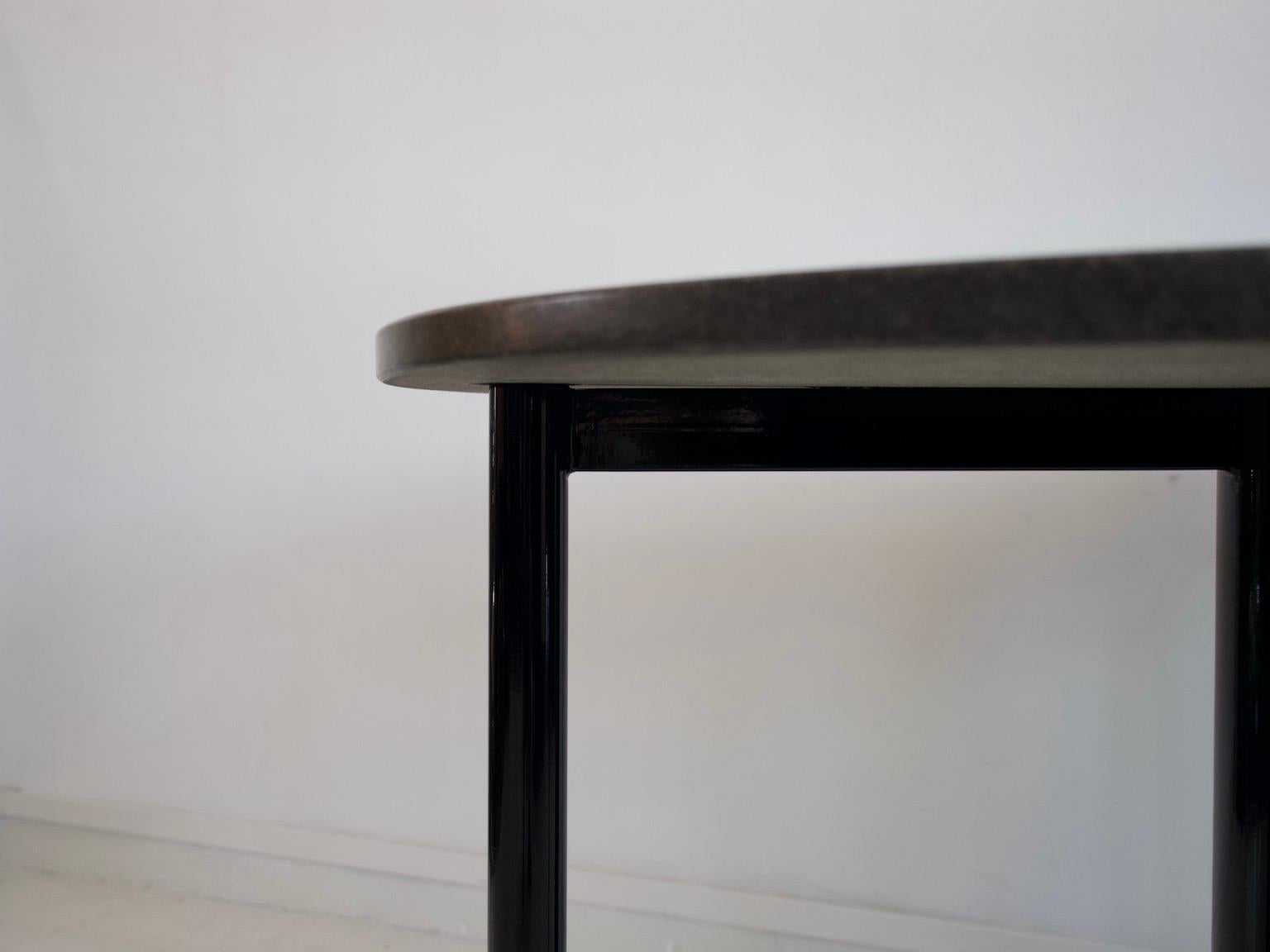 Table de salle à manger ronde en métal laqué noir et plateau en granit en vente 3