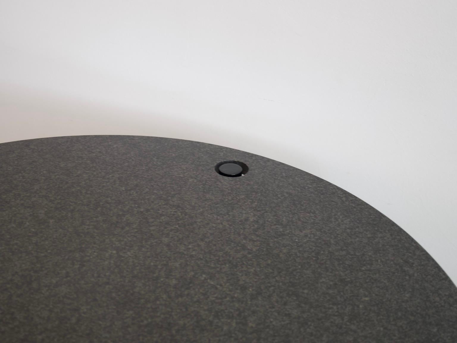 Table de salle à manger ronde en métal laqué noir et plateau en granit en vente 4