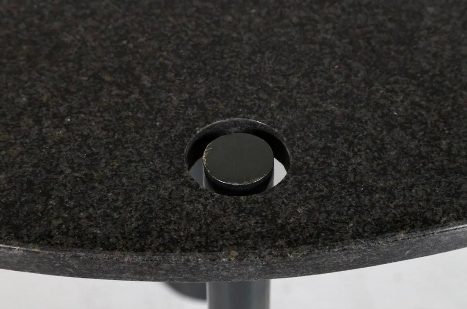 Table de salle à manger ronde en métal laqué noir et plateau en granit en vente 5
