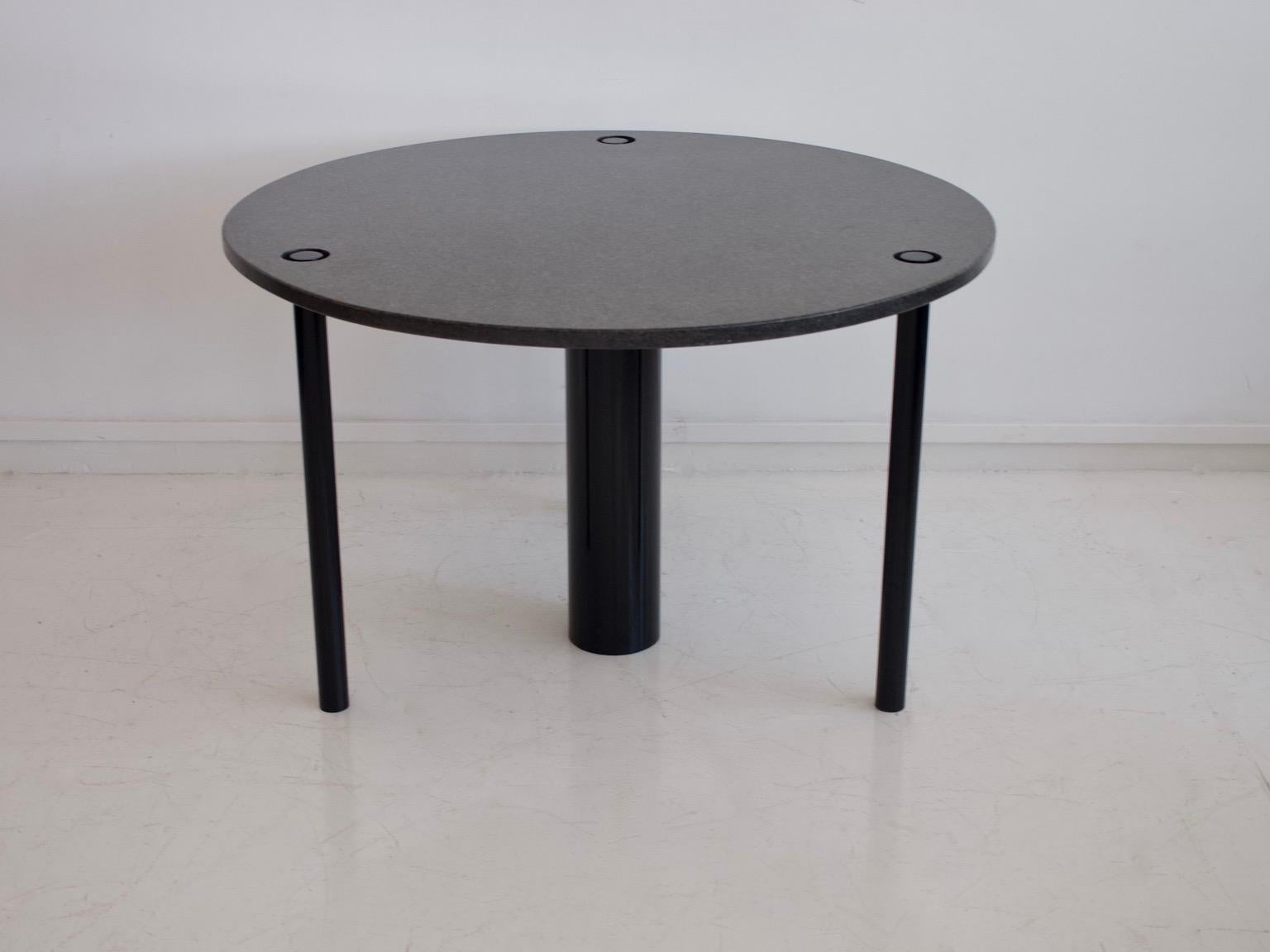 Moderne Table de salle à manger ronde en métal laqué noir et plateau en granit en vente