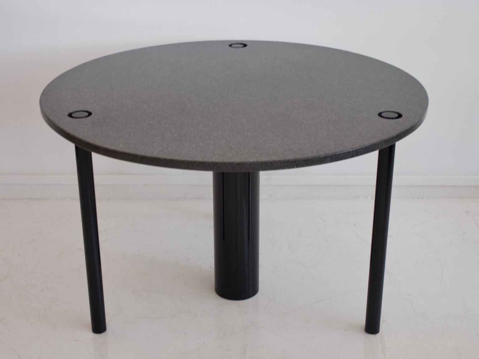 italien Table de salle à manger ronde en métal laqué noir et plateau en granit en vente