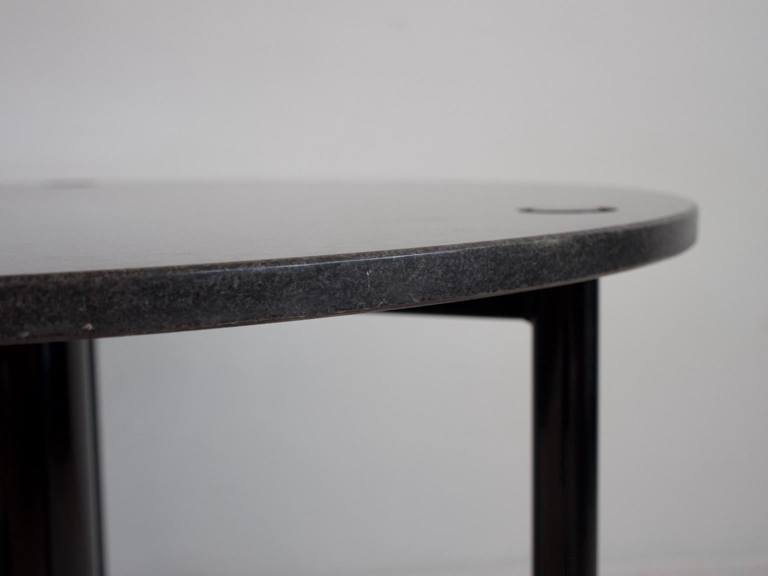 Métal Table de salle à manger ronde en métal laqué noir et plateau en granit en vente