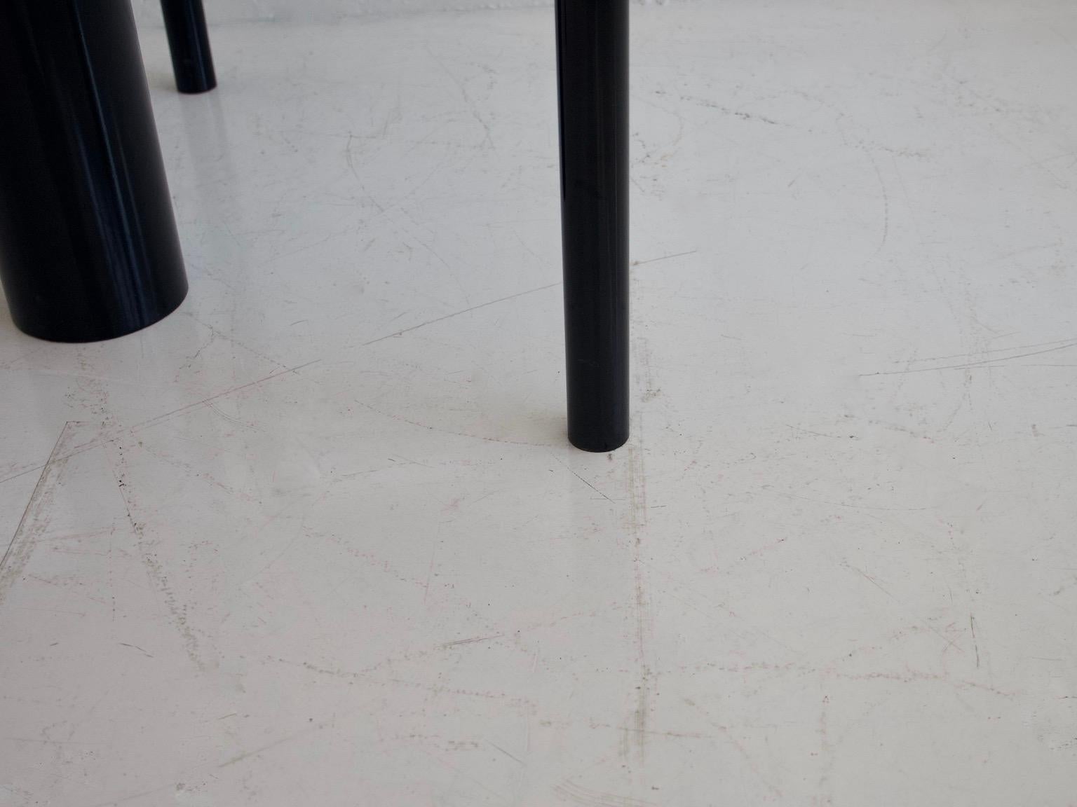 Table de salle à manger ronde en métal laqué noir et plateau en granit en vente 2