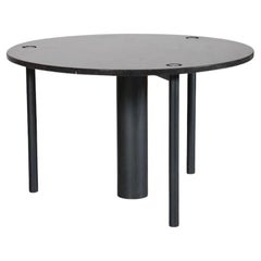 Tavolo da pranzo rotondo in metallo laccato nero e piano in granito