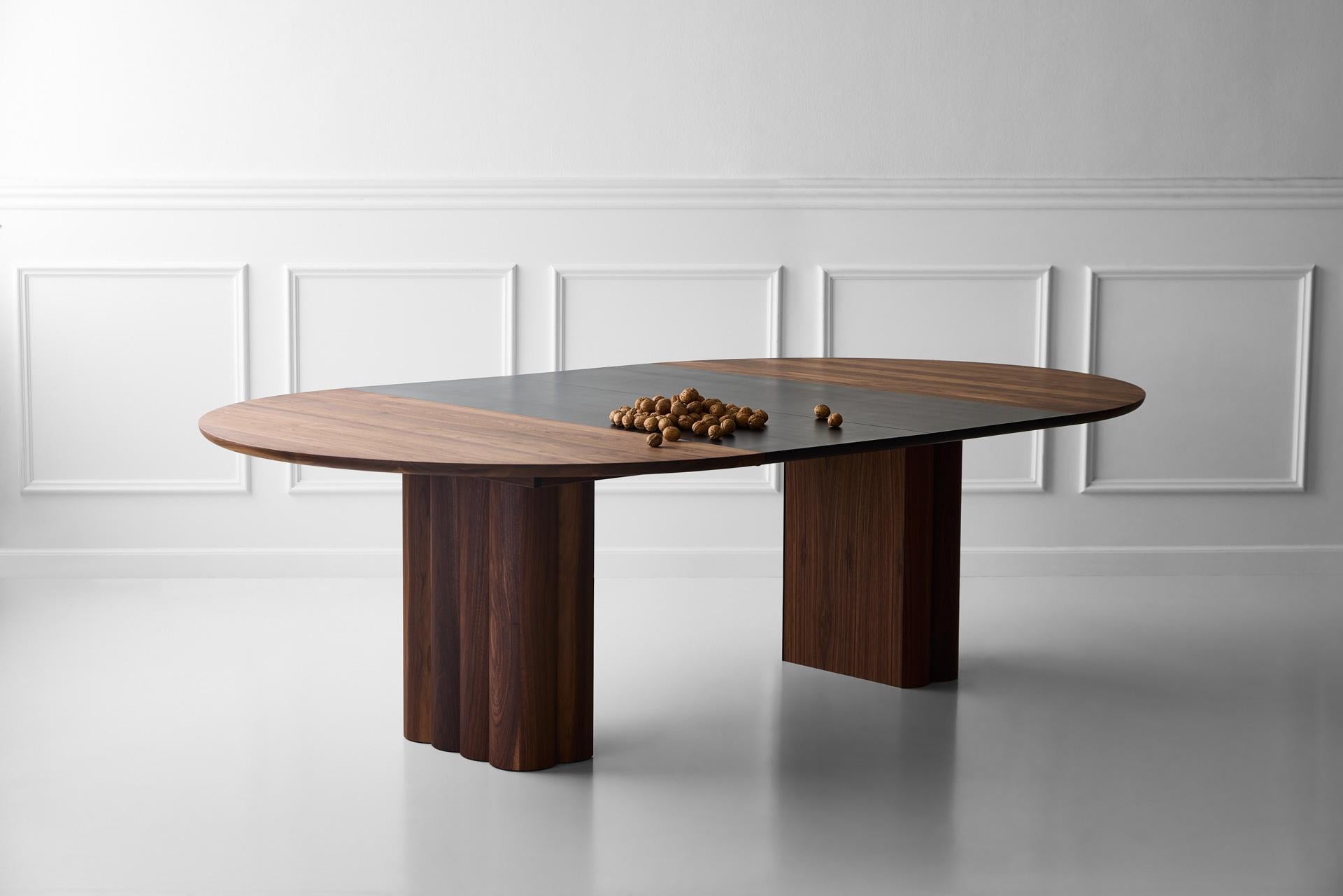 Runder Esstisch „Plush“ von Dk3, Rauchholz- oder Nussbaumholz, 140 cm im Angebot 9
