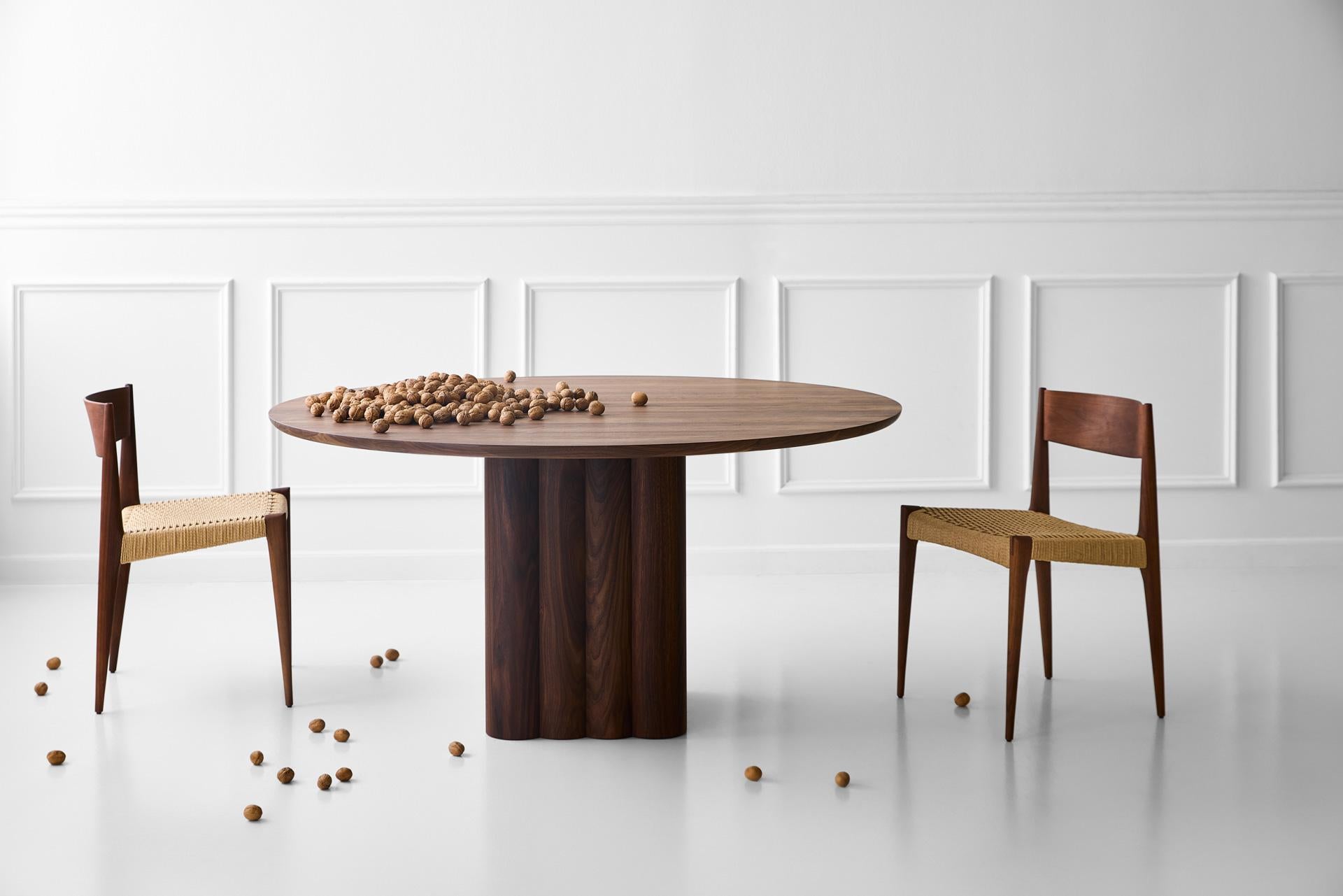 Runder Esstisch „Plush“ von Dk3, Rauchholz- oder Nussbaumholz, 140 cm im Angebot 13