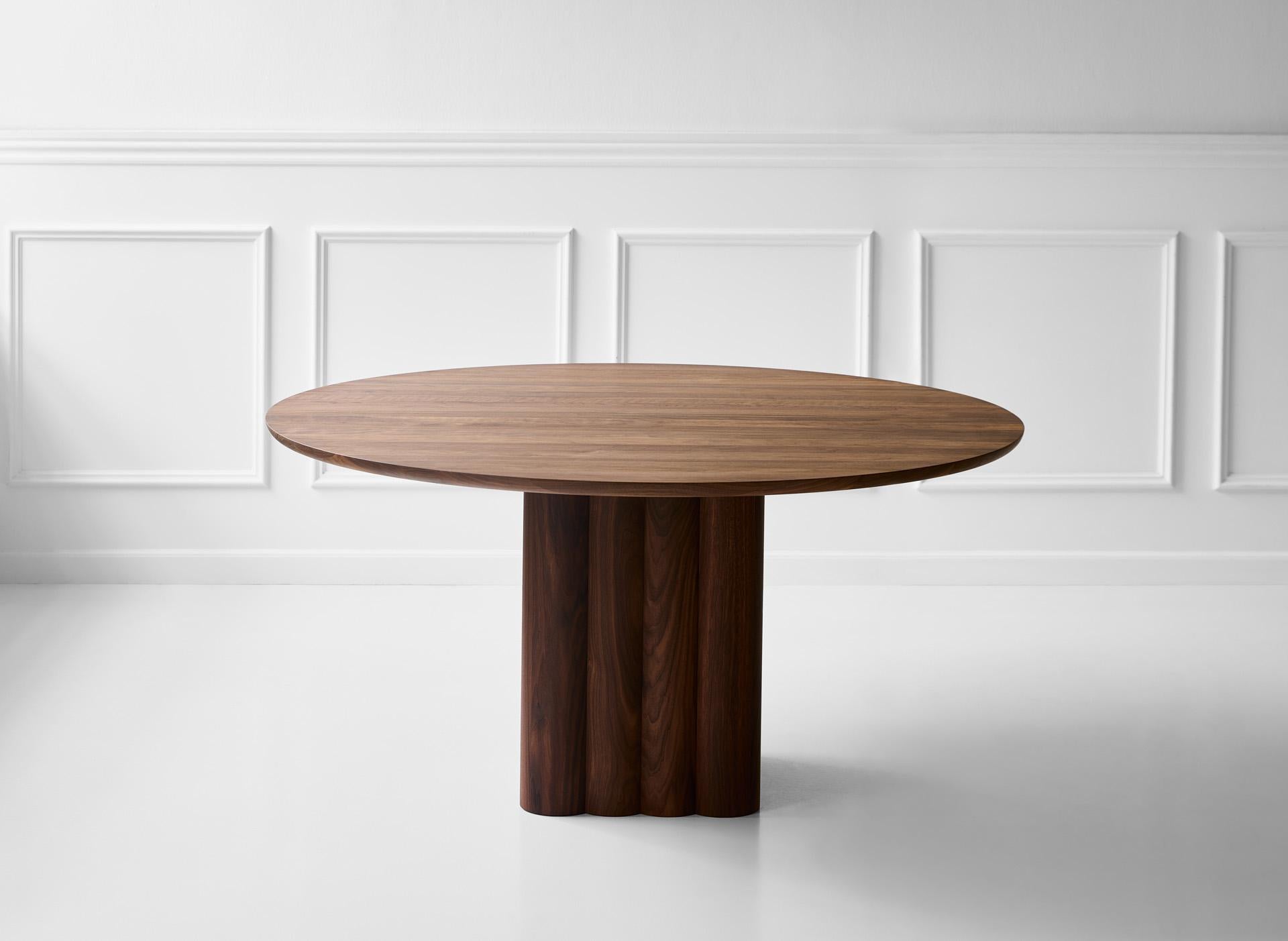 Runder Esstisch „Plush“ von Dk3, Rauchholz- oder Nussbaumholz, 150 cm im Angebot 10