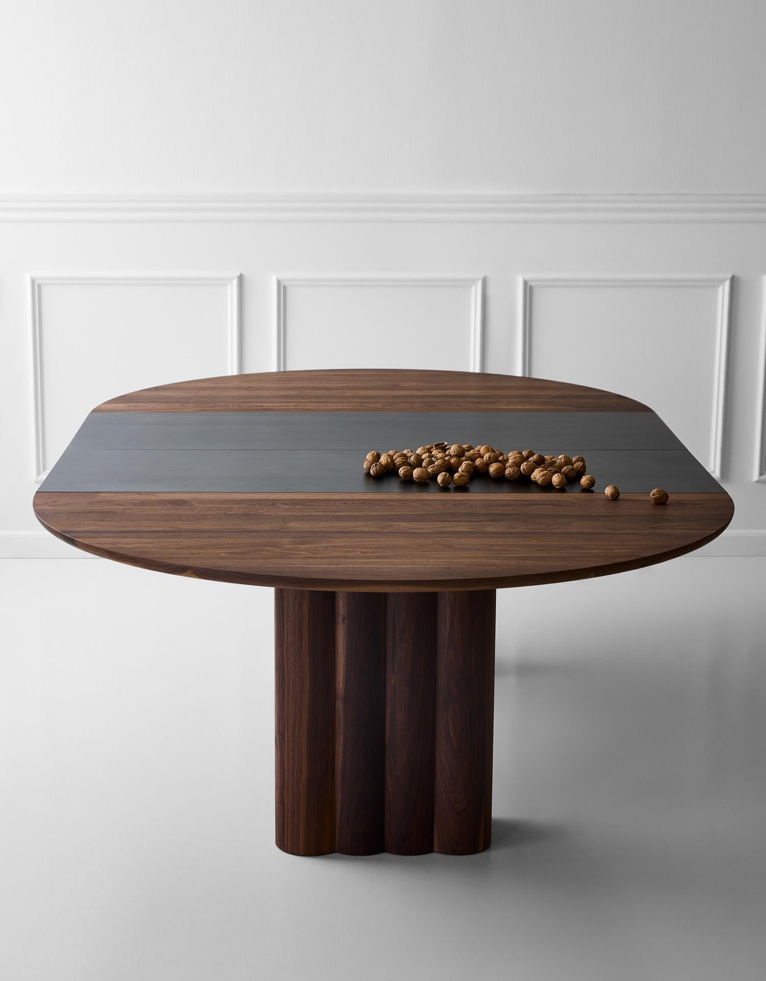 Scandinave moderne Table de salle à manger rondePlush par Dk3, chêne fumé ou noyer, 160 cm en vente
