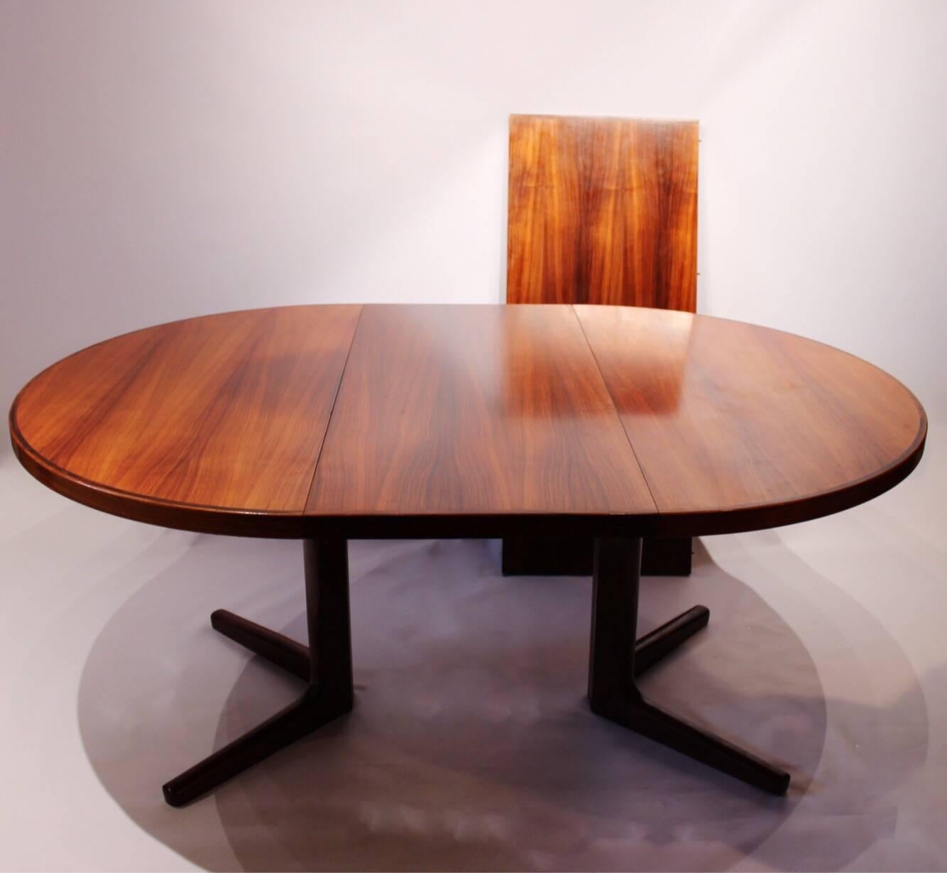 Round dining table in rosewood with two extension leaves of Danish design from Vejle furniture factory manufactured in the 1960s. The table is in great vintage condition.
Two extension leaves of 50 cm each.