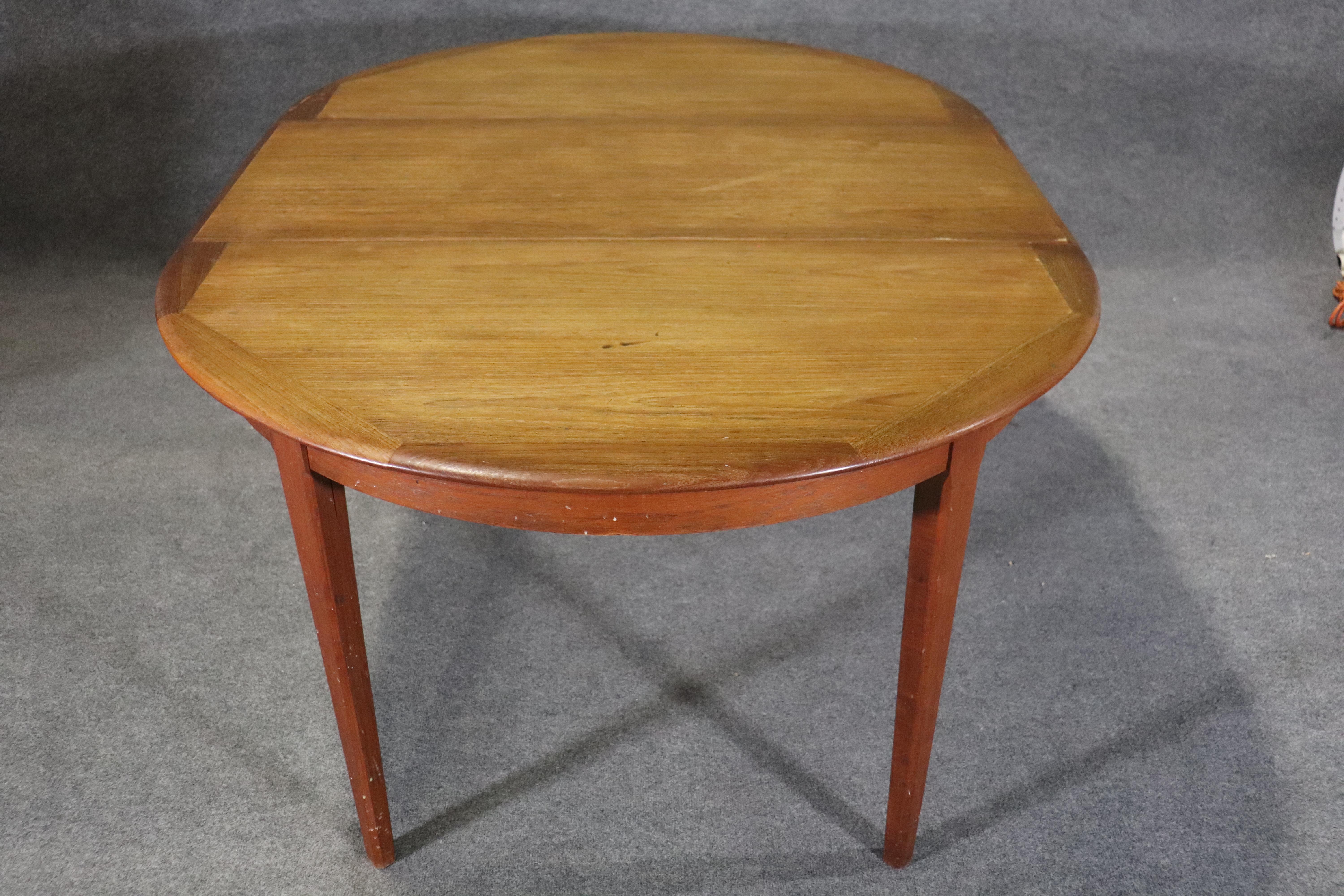 Round Dining Table w/ Leaf For Sale 4