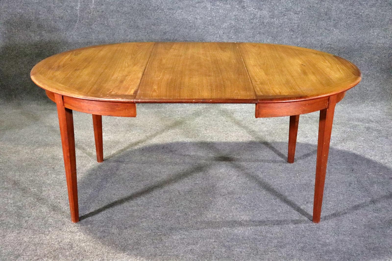 Round Dining Table w/ Leaf For Sale 7