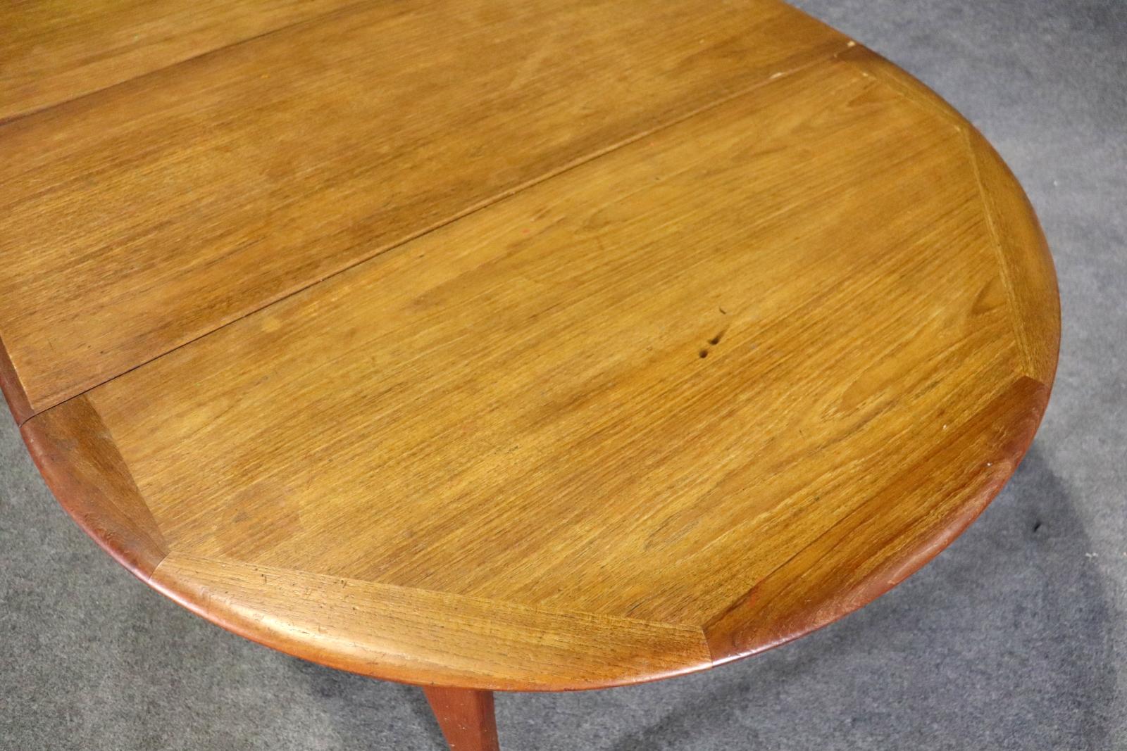 Mid-Century Modern Round Dining Table w/ Leaf For Sale