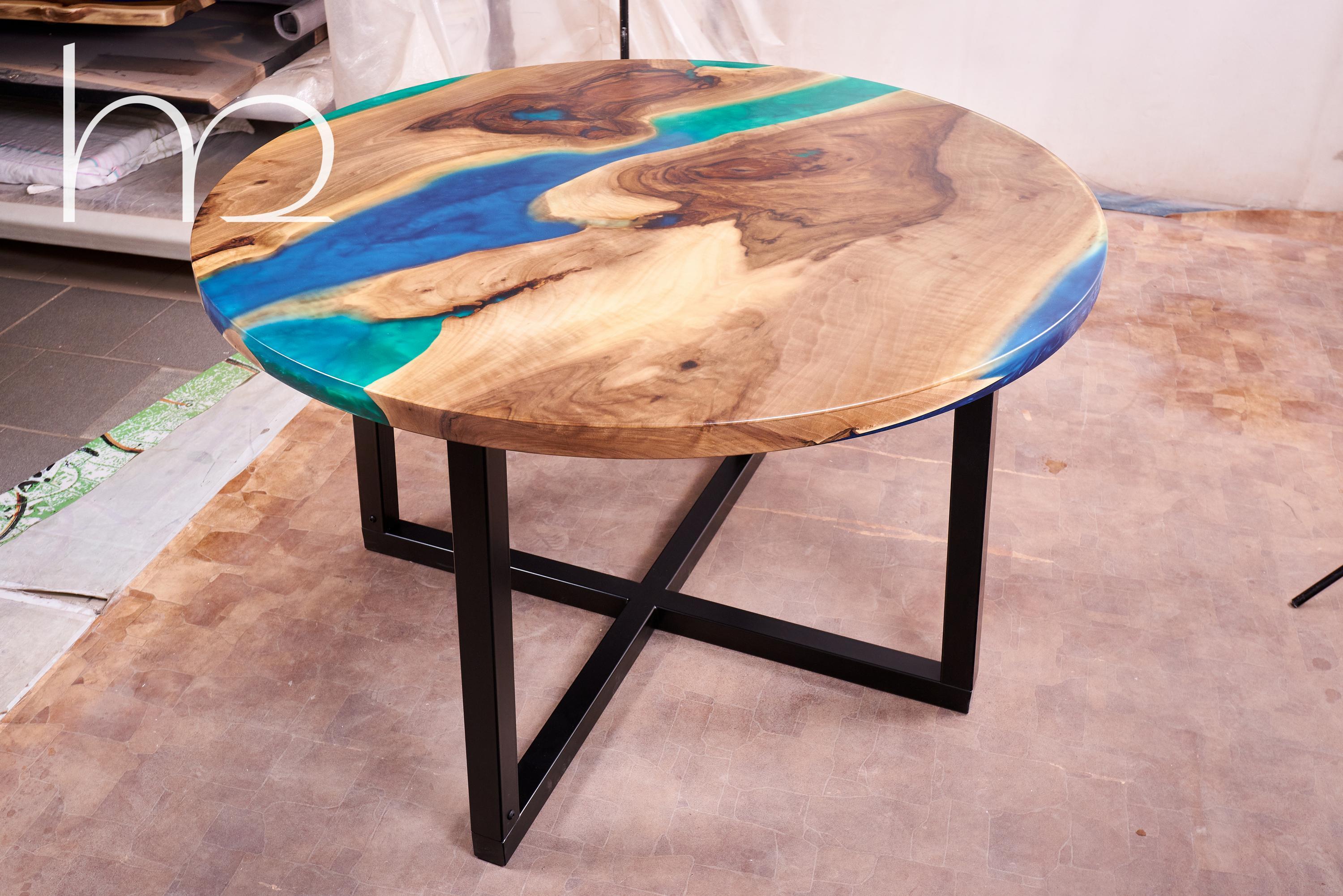 Danois Table de salle à manger ronde Table de salle à manger en bois de noyer Table de salle à manger ronde contemporaine en vente