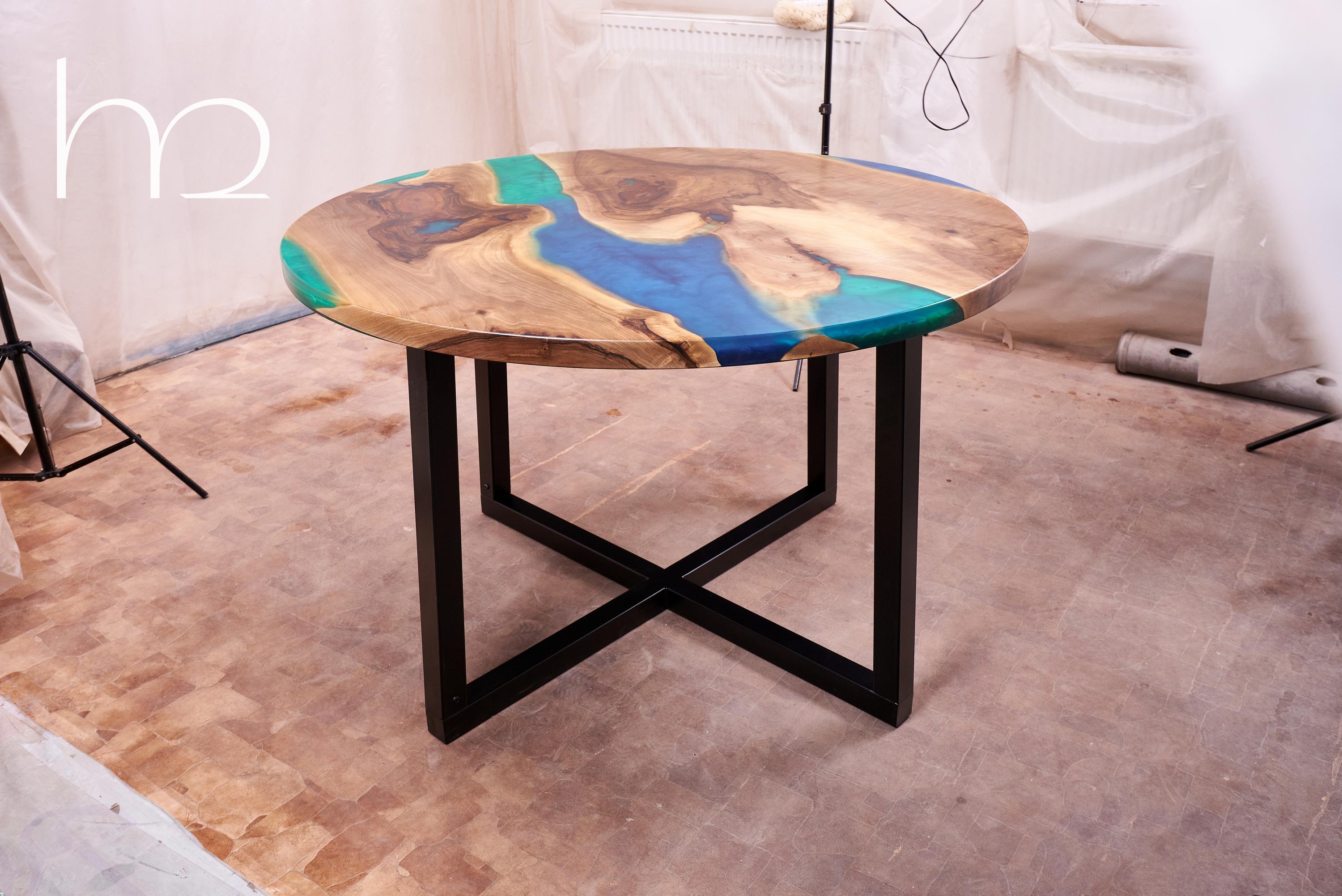 Table de salle à manger ronde Table de salle à manger en bois de noyer Table de salle à manger ronde contemporaine Neuf - En vente à København N, DK