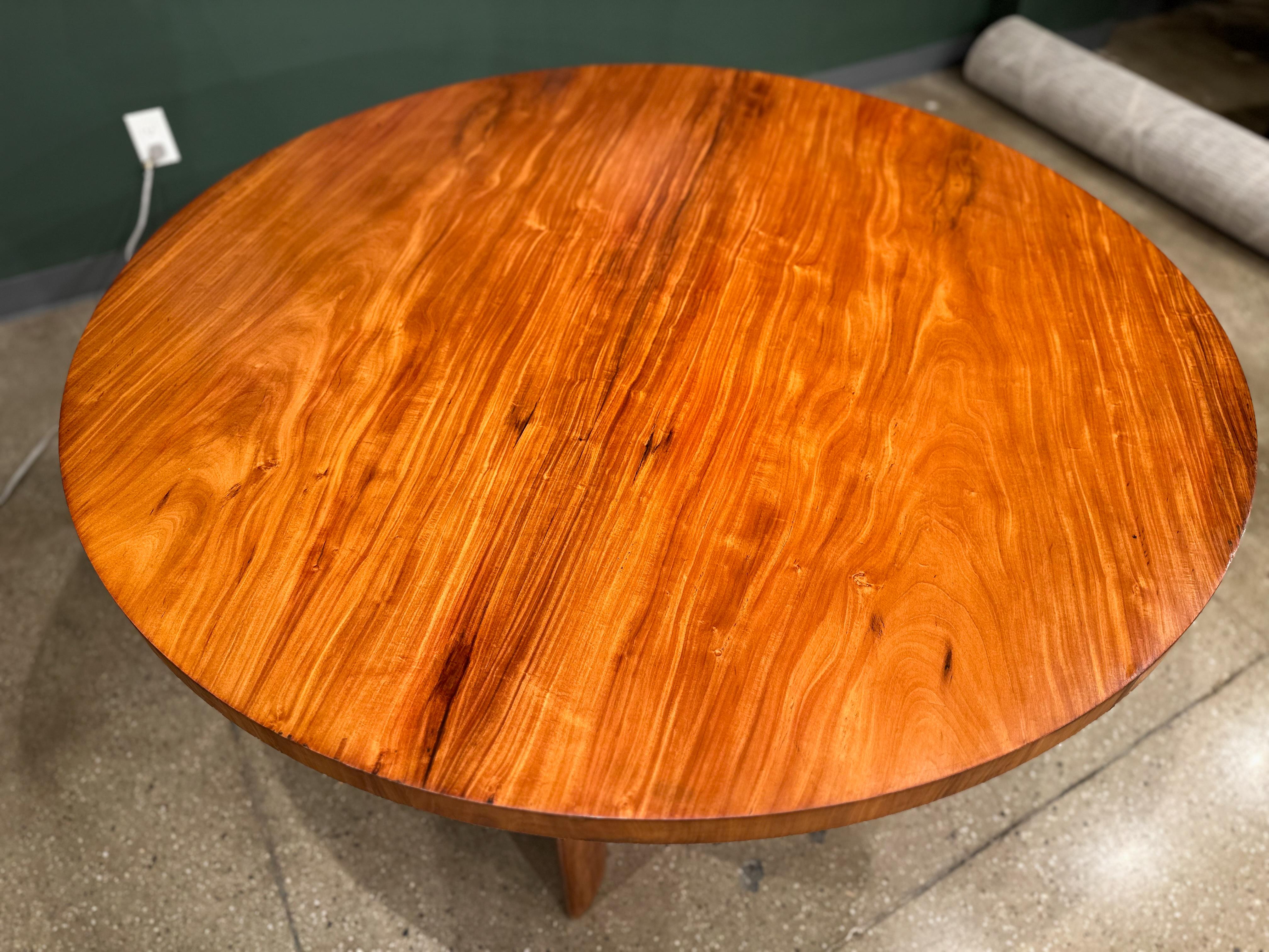 Table de salle à manger ronde avec pieds incurvés par Joaquim Tenreiro, années 1950 en vente 3