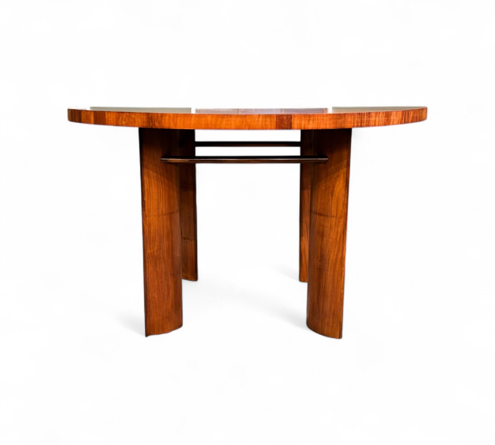 Joaquim Tenreiro - 1950. Questo magnifico tavolo da pranzo presenta un piano rotondo, barre trasversali e quattro gambe curve interamente realizzate in legno di Caviuna e impiallacciatura di Caviuna. Tutti i pezzi sono originali, comprese le viti