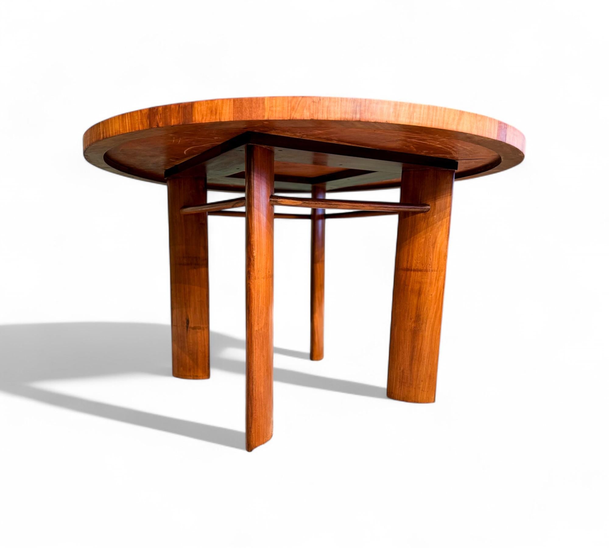 Mid-Century moderno Tavolo da pranzo rotondo con gambe curve di Joaquim Tenreiro, anni '50 in vendita