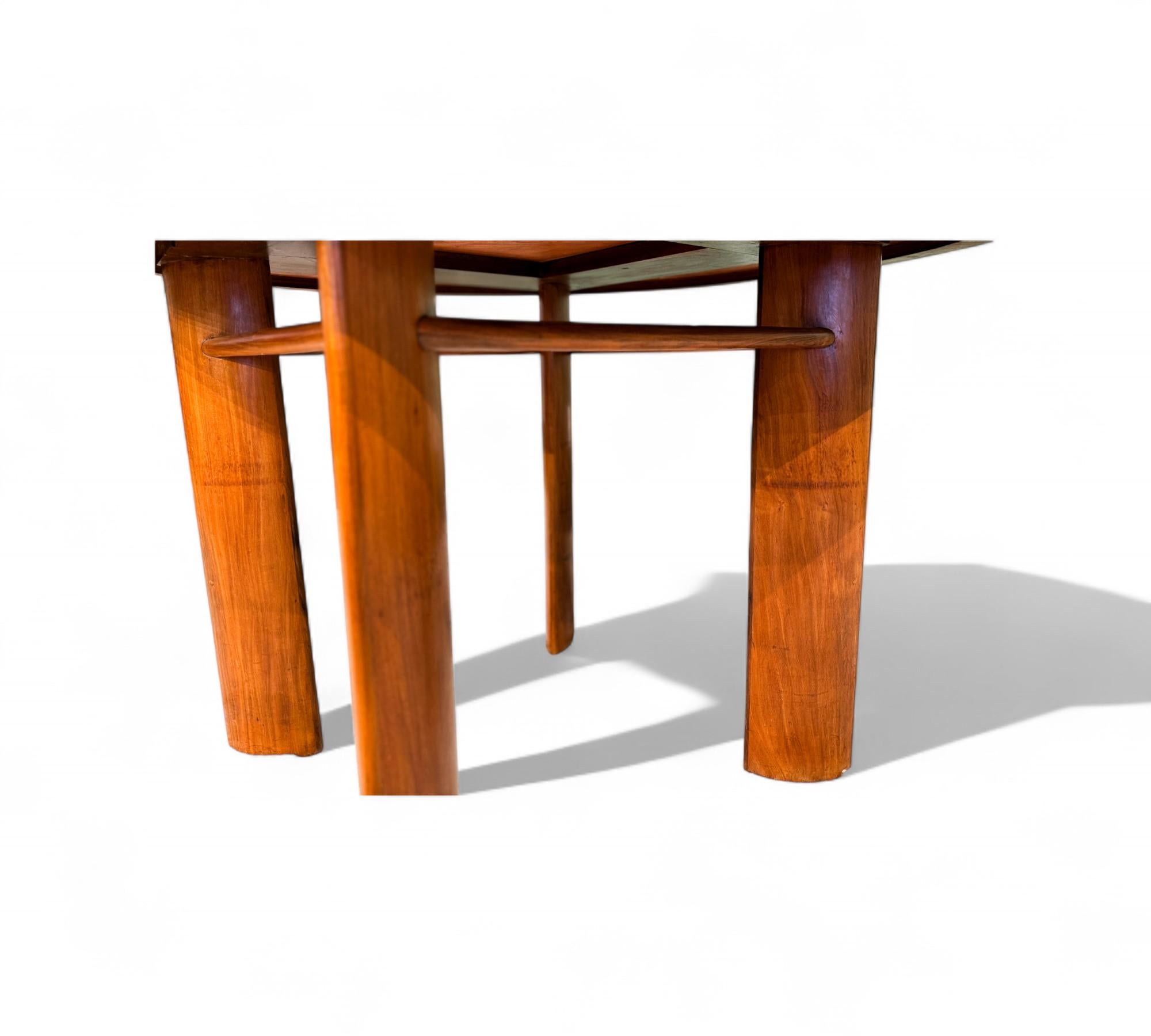 Legno Tavolo da pranzo rotondo con gambe curve di Joaquim Tenreiro, anni '50 in vendita