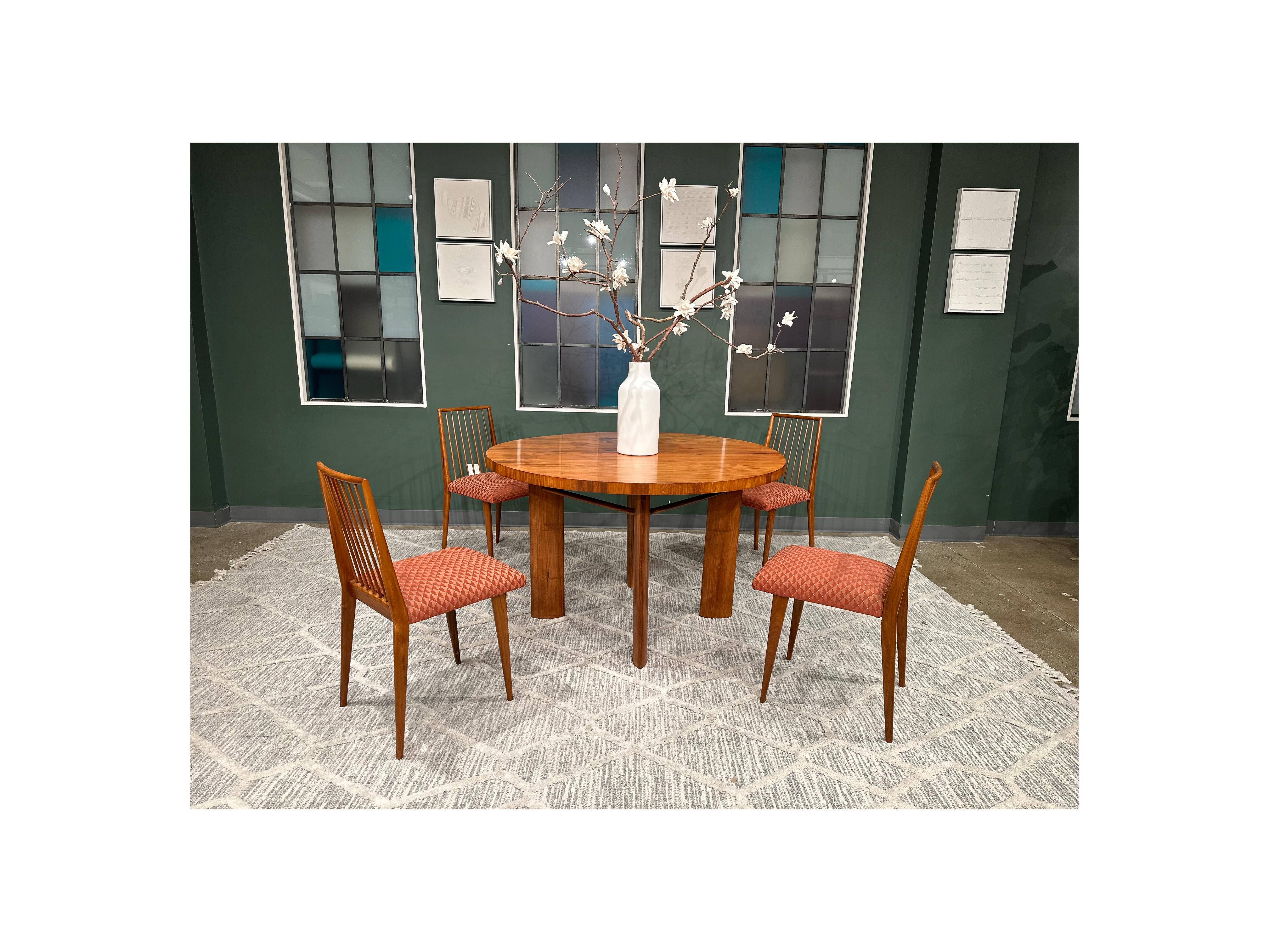 Table de salle à manger ronde avec pieds incurvés par Joaquim Tenreiro, années 1950 en vente 1