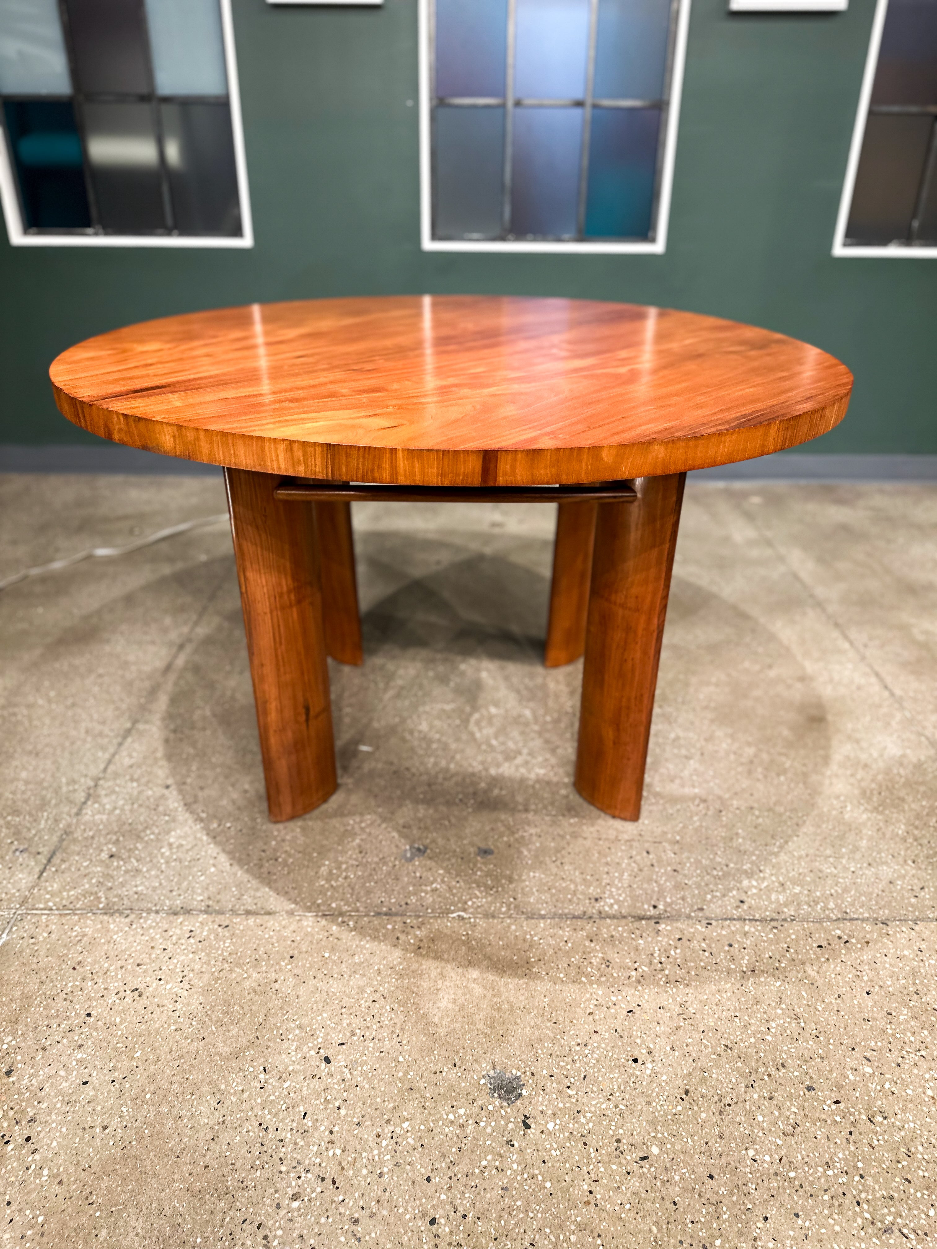 Table de salle à manger ronde avec pieds incurvés par Joaquim Tenreiro, années 1950