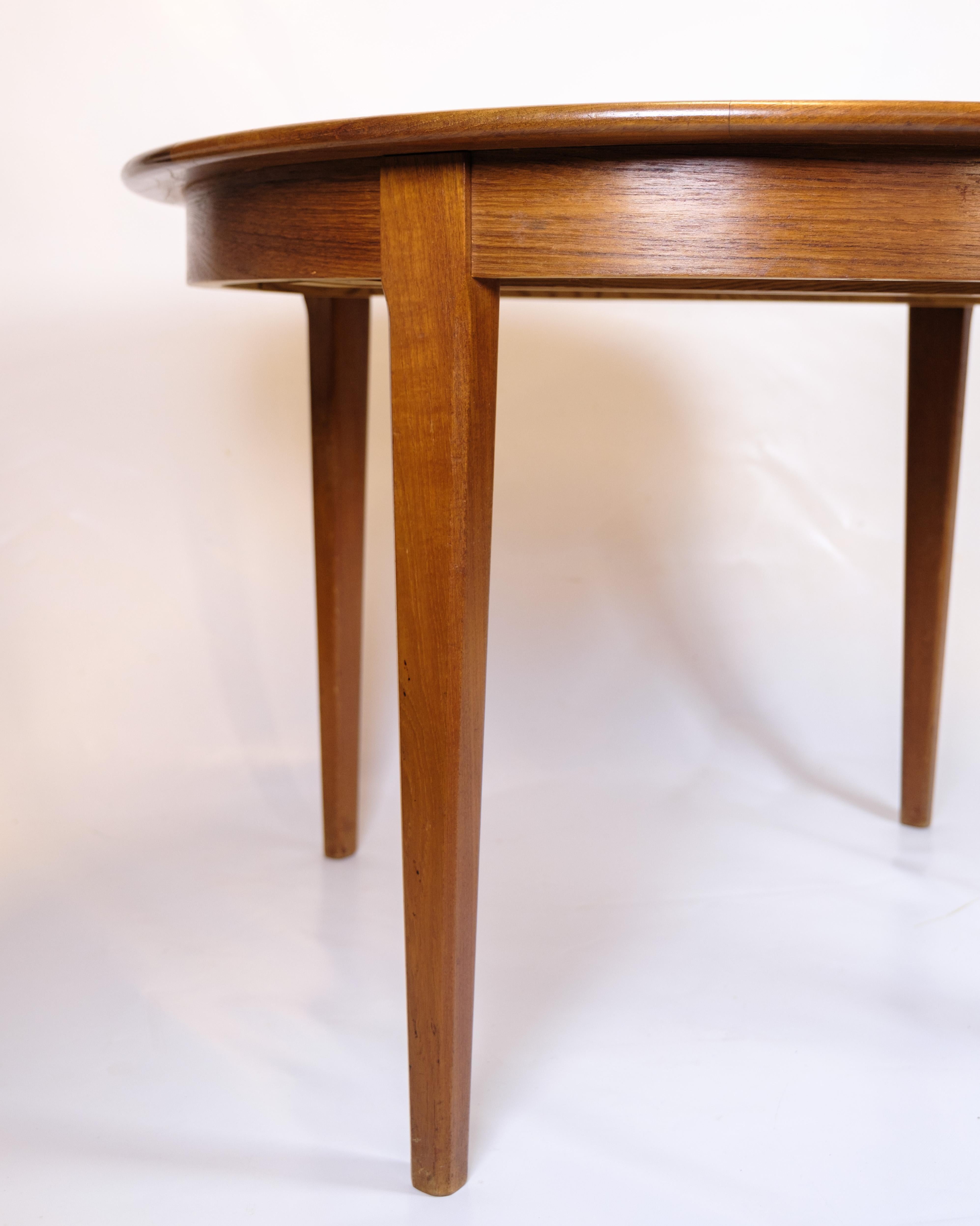 Tavolo da pranzo rotondo in teak degli anni '60 con 2 prolunghe da 50 cm. Design danese.

Periodo: 1960s
Materiale: Wood Wood
Dimensioni: H: 72 cm, Dia: 113 cm + 2 prolunghe da 50 cm
Condit: In buone condizioni con una leggera patina