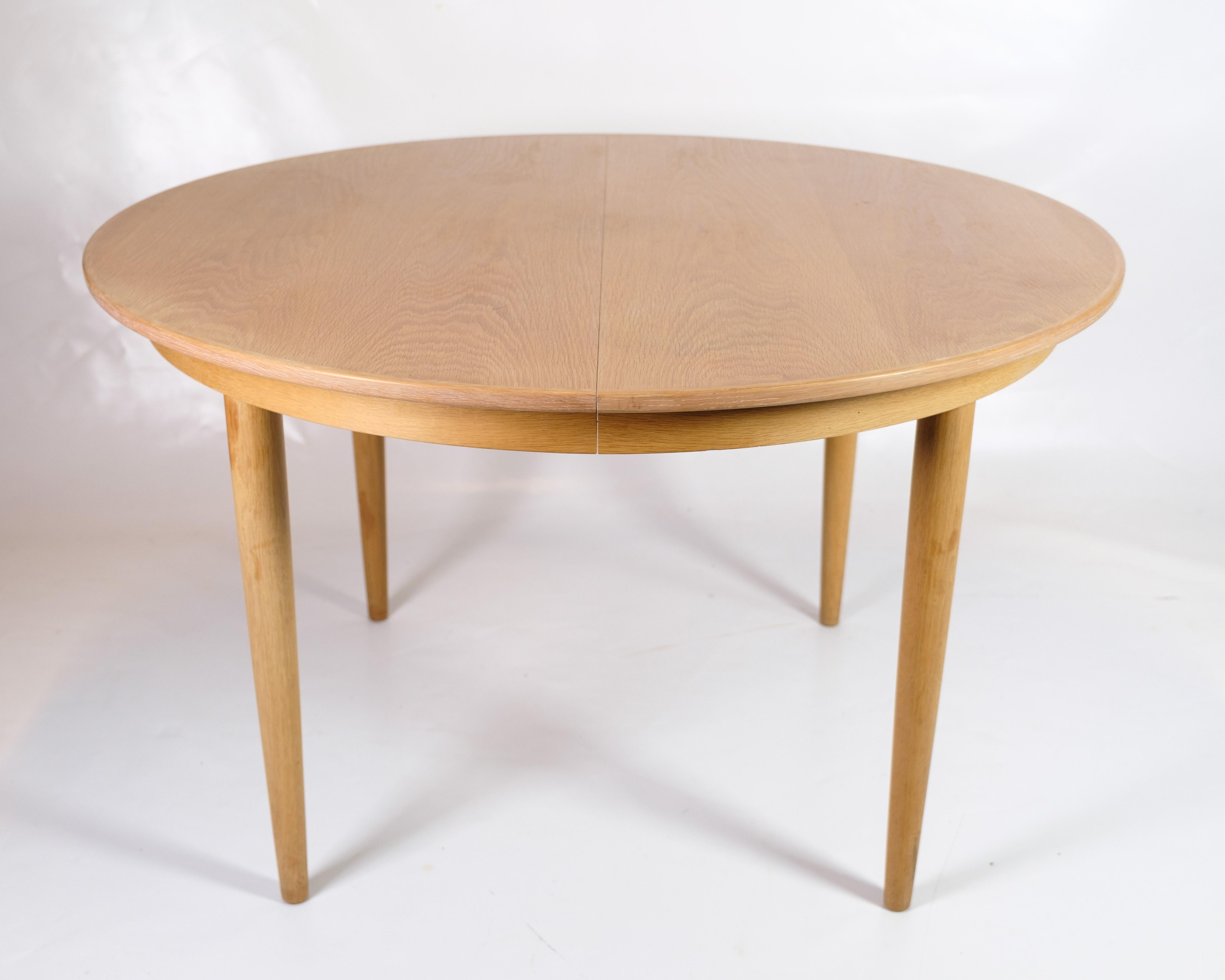 Runder Esstisch mit Verlängerungsplatten aus Eiche von Skovmand & Andersen aus den 1960er Jahren. Der Tisch hat ein einfaches und funktionelles Design mit der Möglichkeit, die Länge des Tisches durch die mitgelieferten Verlängerungsplatten zu