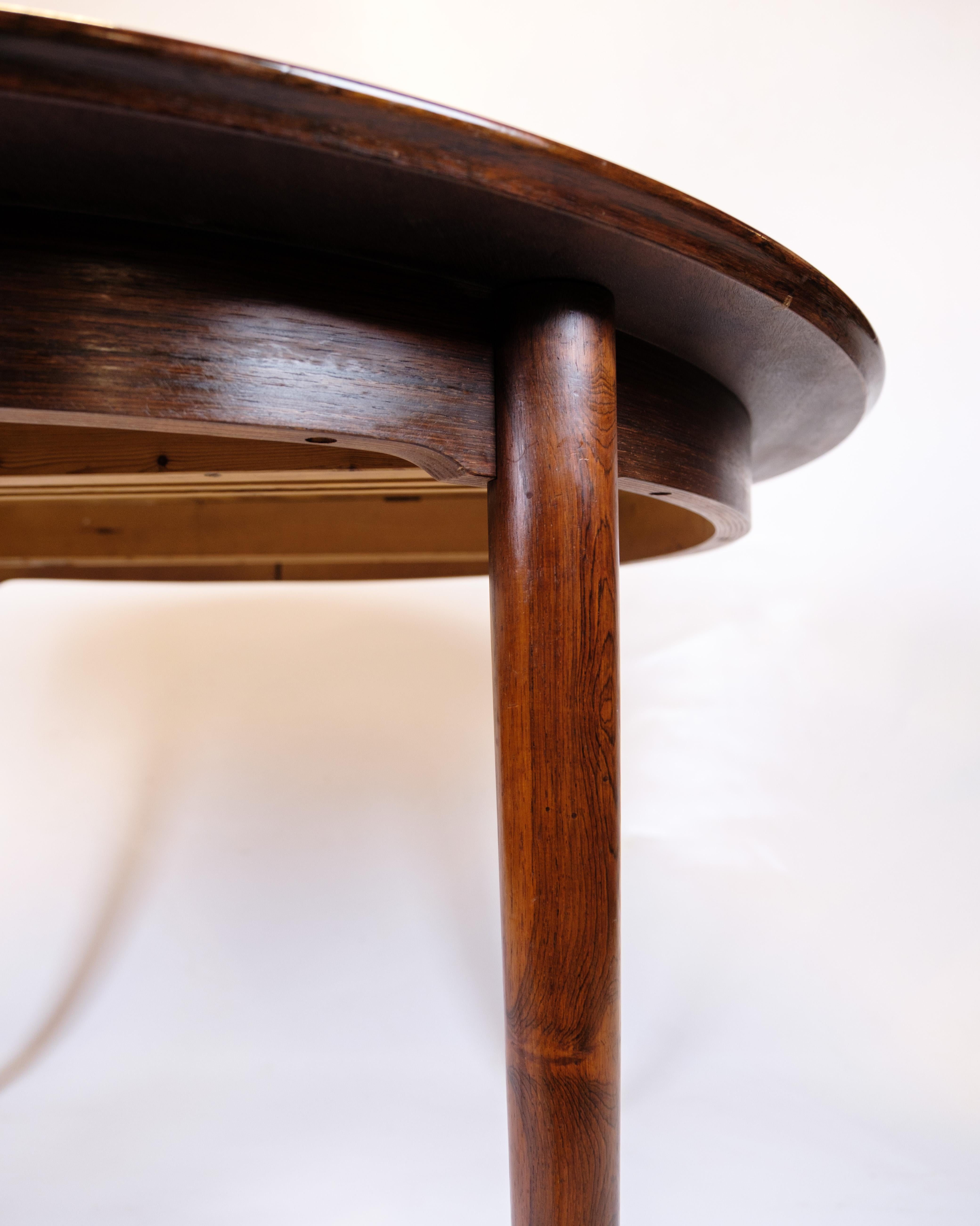 Round dining table in rosewood by Arne Vodder for Sibast Møbler, 1960s. With 2 extension leaves of 50 cm. Danish design classic.

Designer: Arne Vodder
Manufacturer: Sibast Møbler
Material: Rosewood
Period: 1960s
Dimensions: H: 73.5 cm, Dia: 120 cm