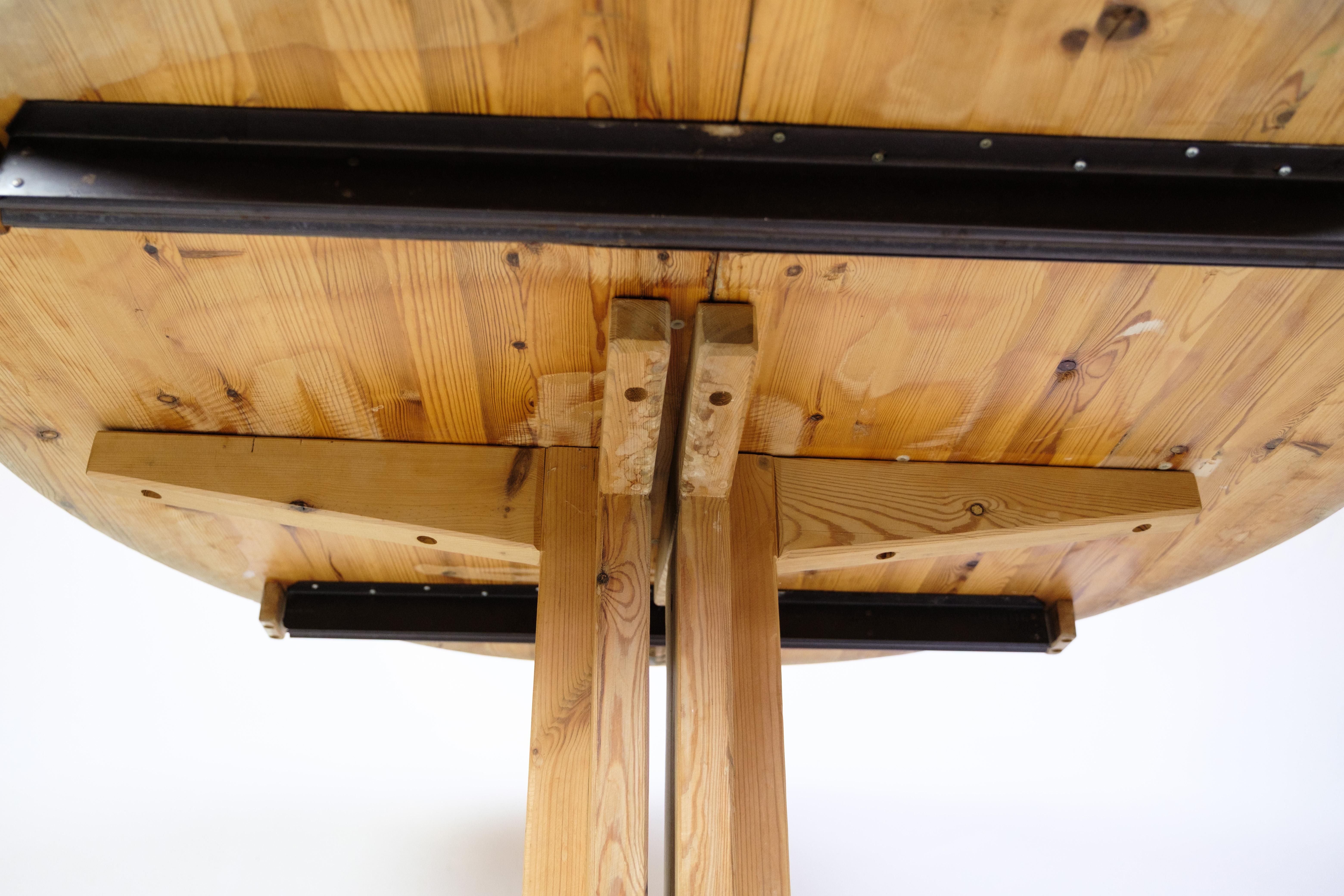 Table de salle à manger ronde avec rallonge en pin massif des années 1970. Nature : cadre à trois pieds et surface naturelle. La table est livrée avec deux rallonges qui permettent d'augmenter l'espace en cas de besoin. Une table solide et