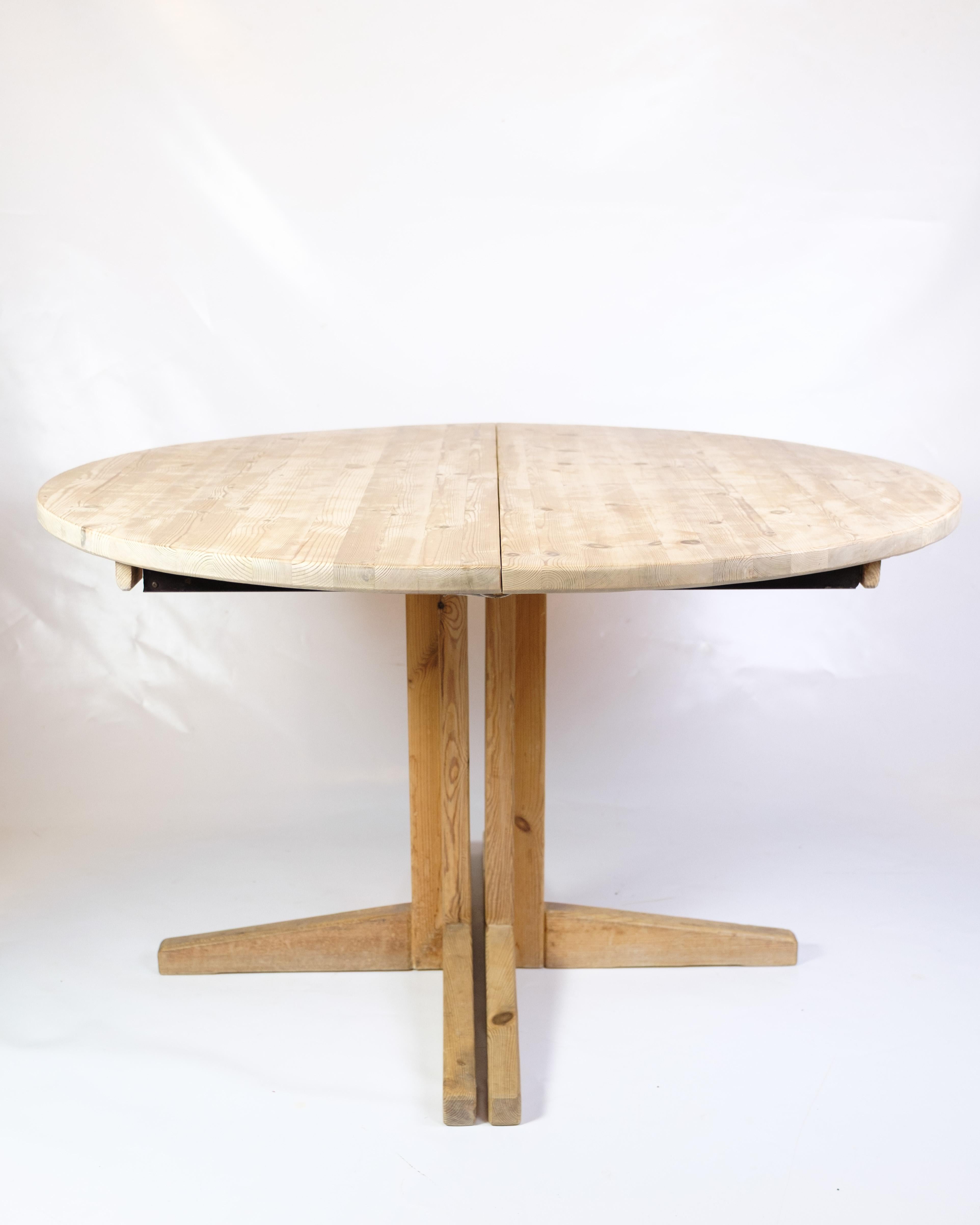Danois Table de salle à manger ronde avec rallonges en bois de pin massif des années 1970 en vente