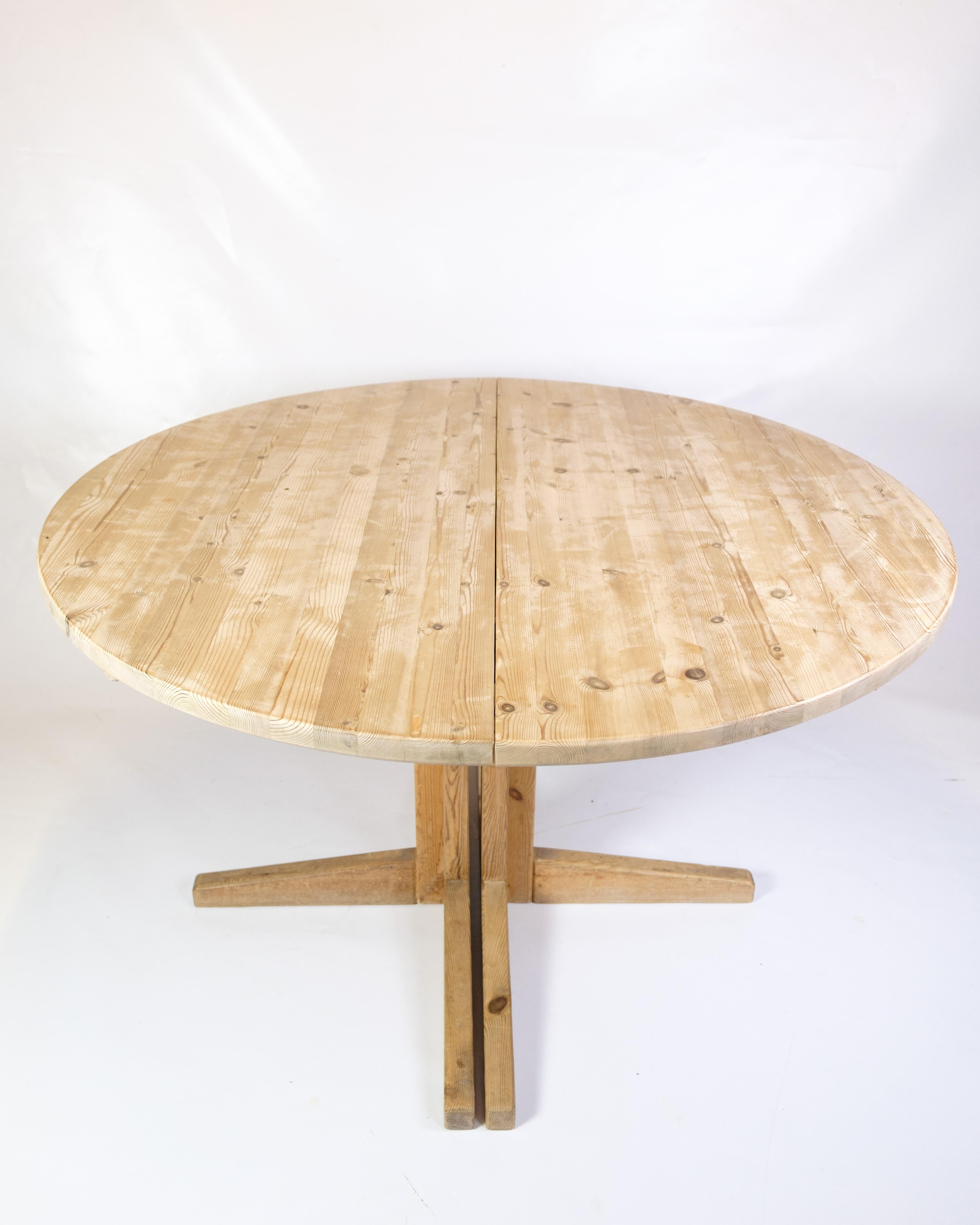 Table de salle à manger ronde avec rallonges en bois de pin massif des années 1970 Bon état - En vente à Lejre, DK