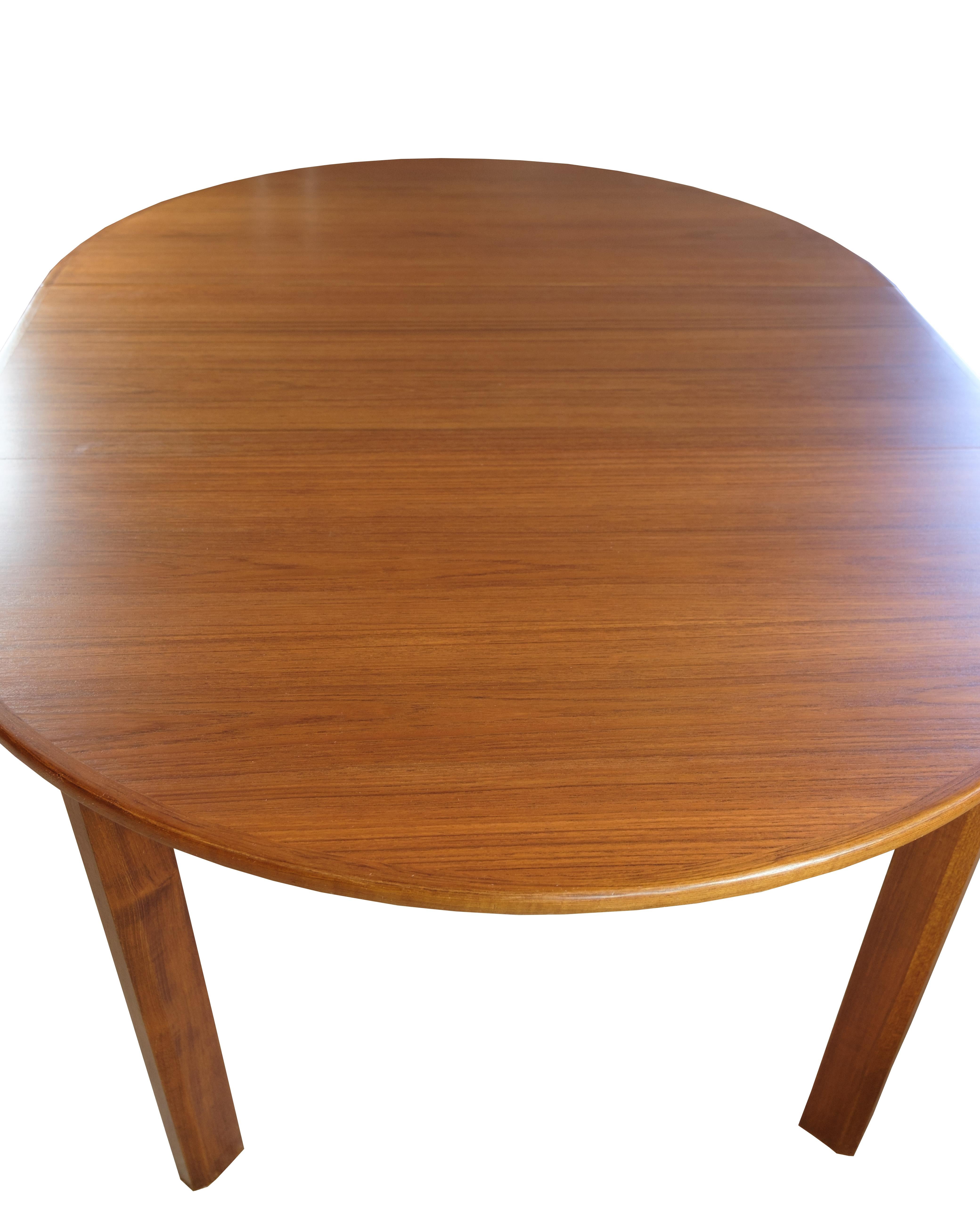 Mid-Century moderno Tavolo da pranzo rotondo con allunghe in teak, design danese degli anni '60 in vendita