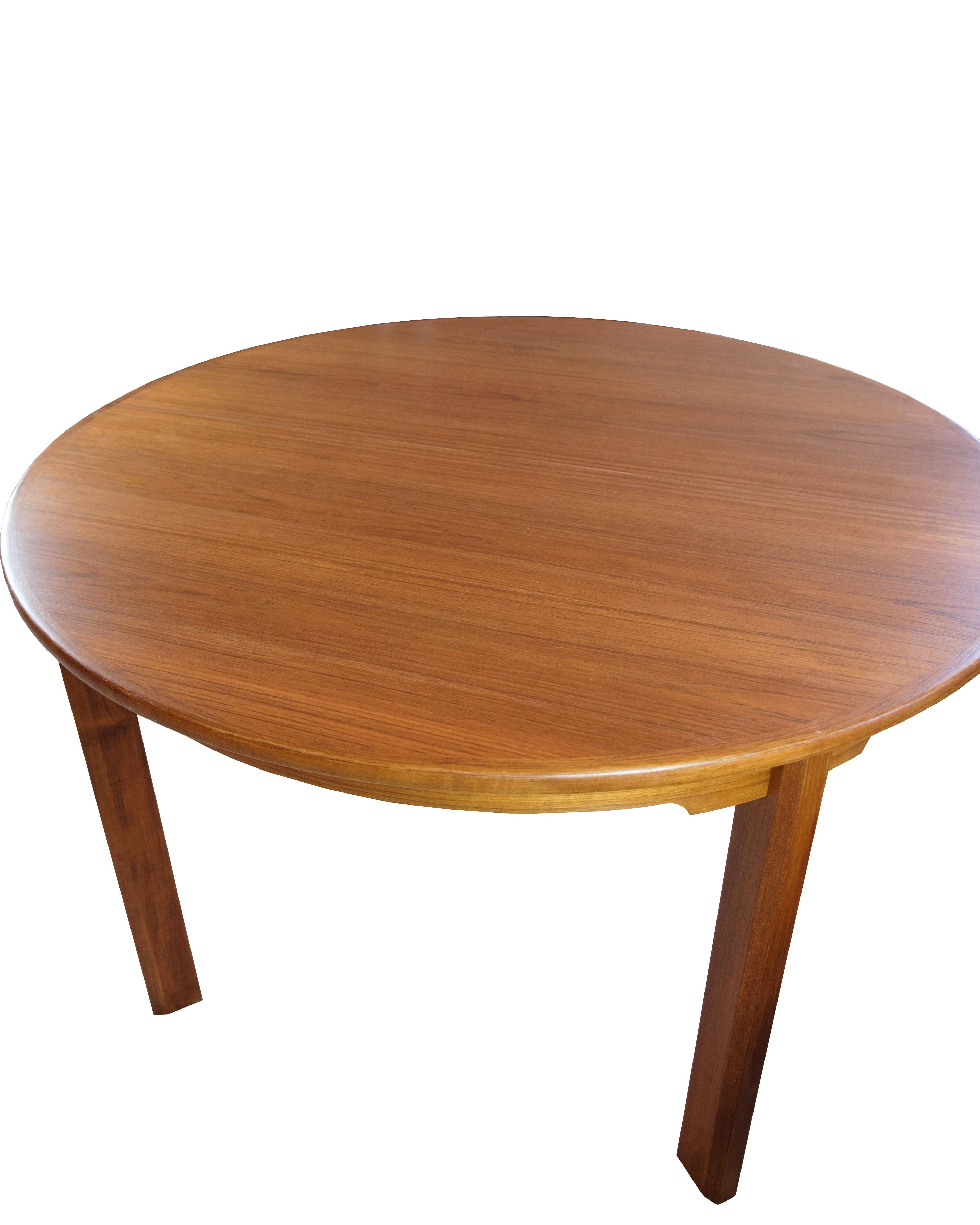 Tavolo da pranzo rotondo con allunghe in teak, design danese degli anni '60 In condizioni buone in vendita a Lejre, DK