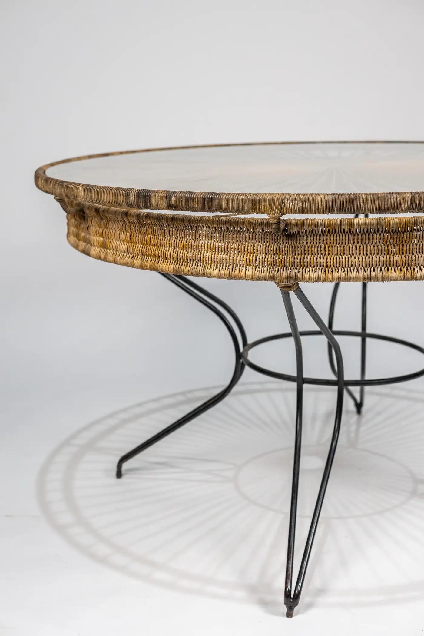 Carlo Hauner (Attribué)
Table de salle à manger ronde avec verre, vers 1950
Fer peint en noir, osier et verre
75x120x120cm
29 53/100 x 47 6/25 x 47 6/25 in

Cette élégante table de salle à manger ronde, attribuée au designer italo-brésilien Carlo