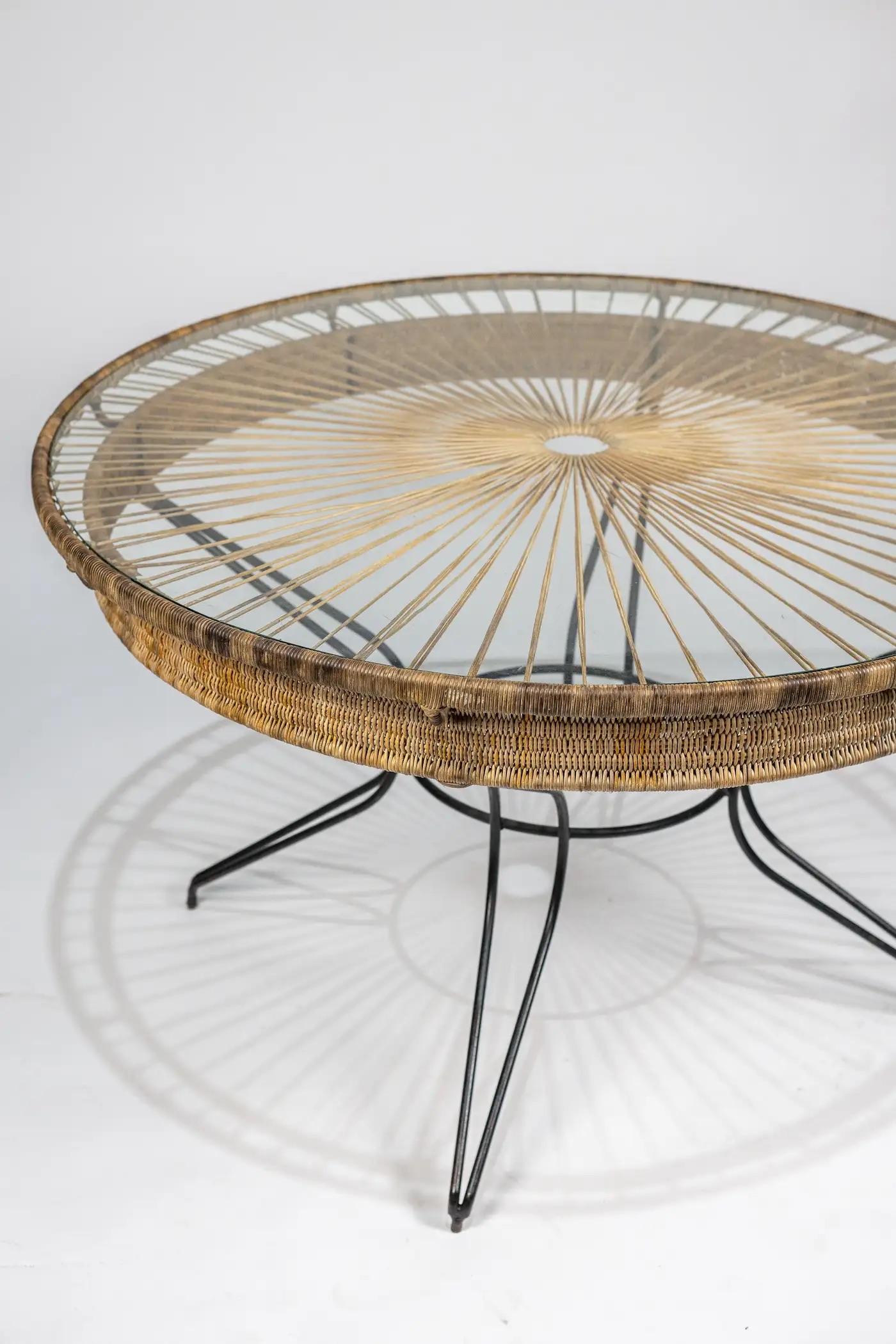 Mid-Century Modern Table de salle à manger ronde peinte en fer, osier et verre, vers 1950 en vente