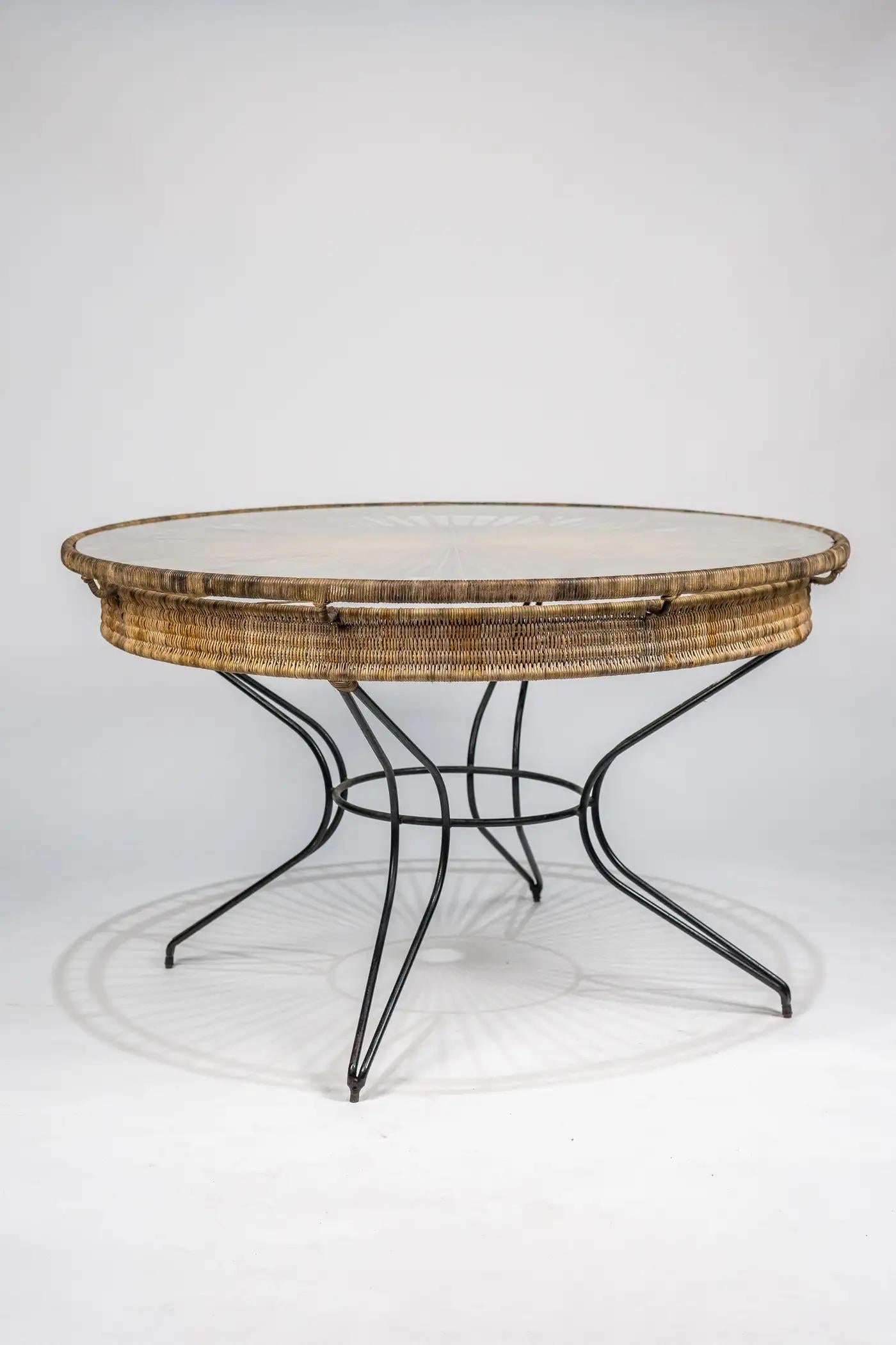 Brésilien Table de salle à manger ronde peinte en fer, osier et verre, vers 1950 en vente