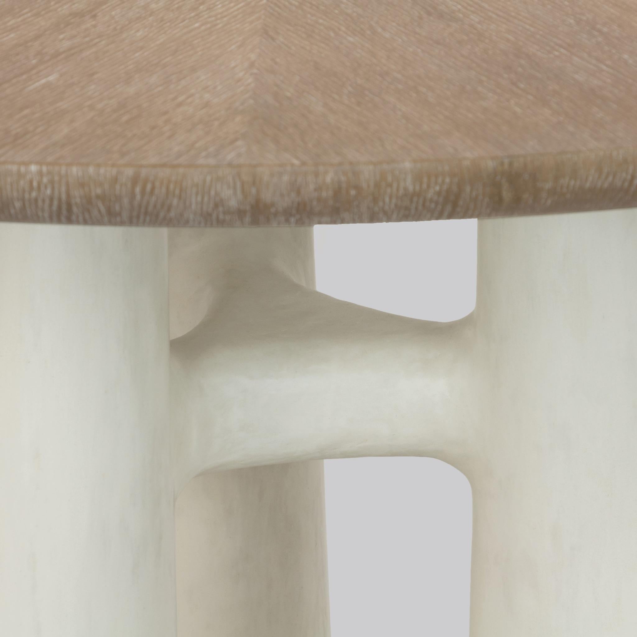 Mesa de comedor redonda con base de tres columnas enlucida y tablero de madera de roble cerusa Moderno en venta