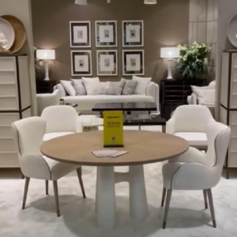 Mesa de comedor redonda con base de tres columnas enlucida y tablero de madera de roble cerusa Portugués en venta